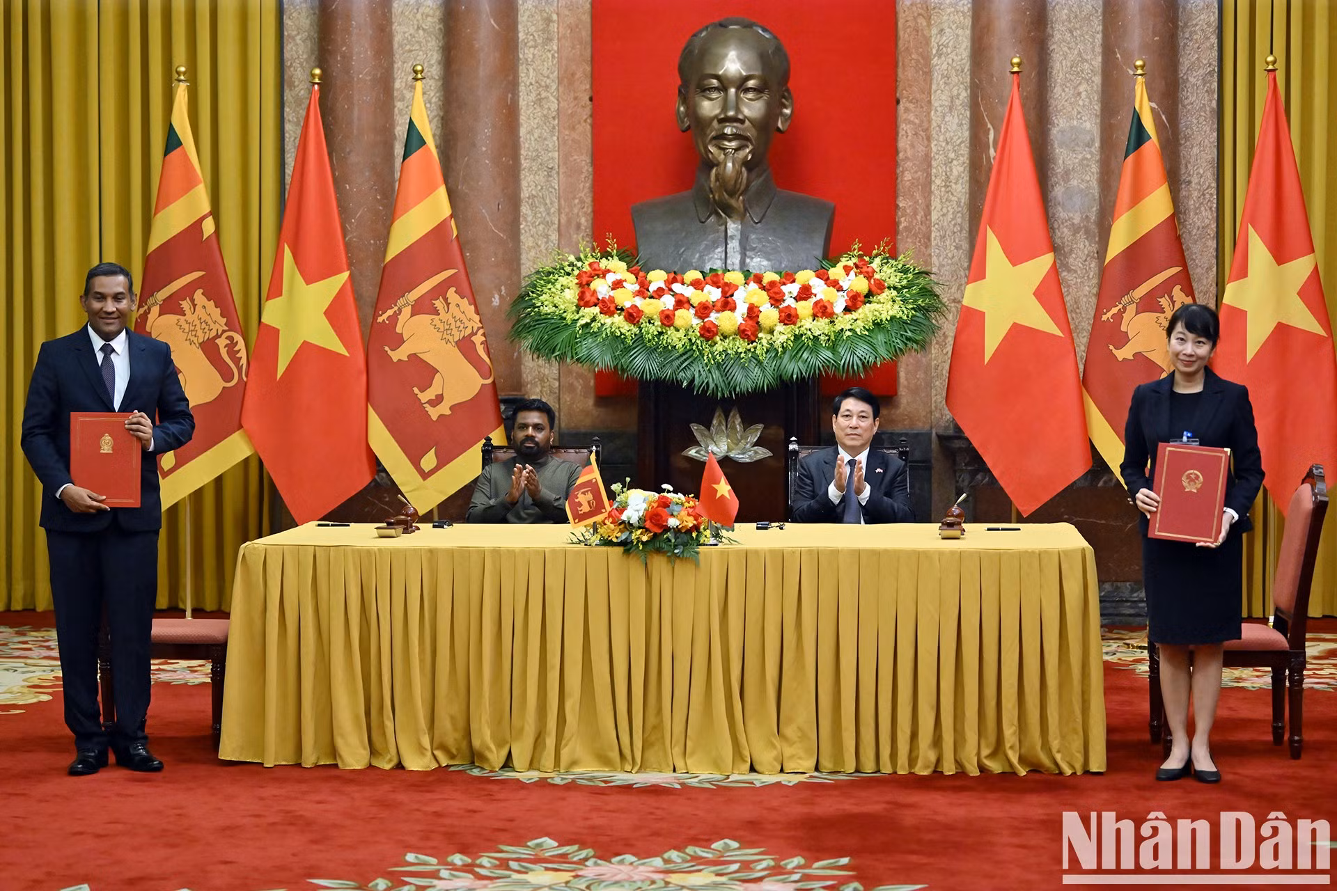 La firma del Memorando de Entendimiento sobre la cooperación entre la Academia Diplomática de Vietnam y la Academia Internacional de Formación Diplomática Bandaranaike de Sri Lanka.