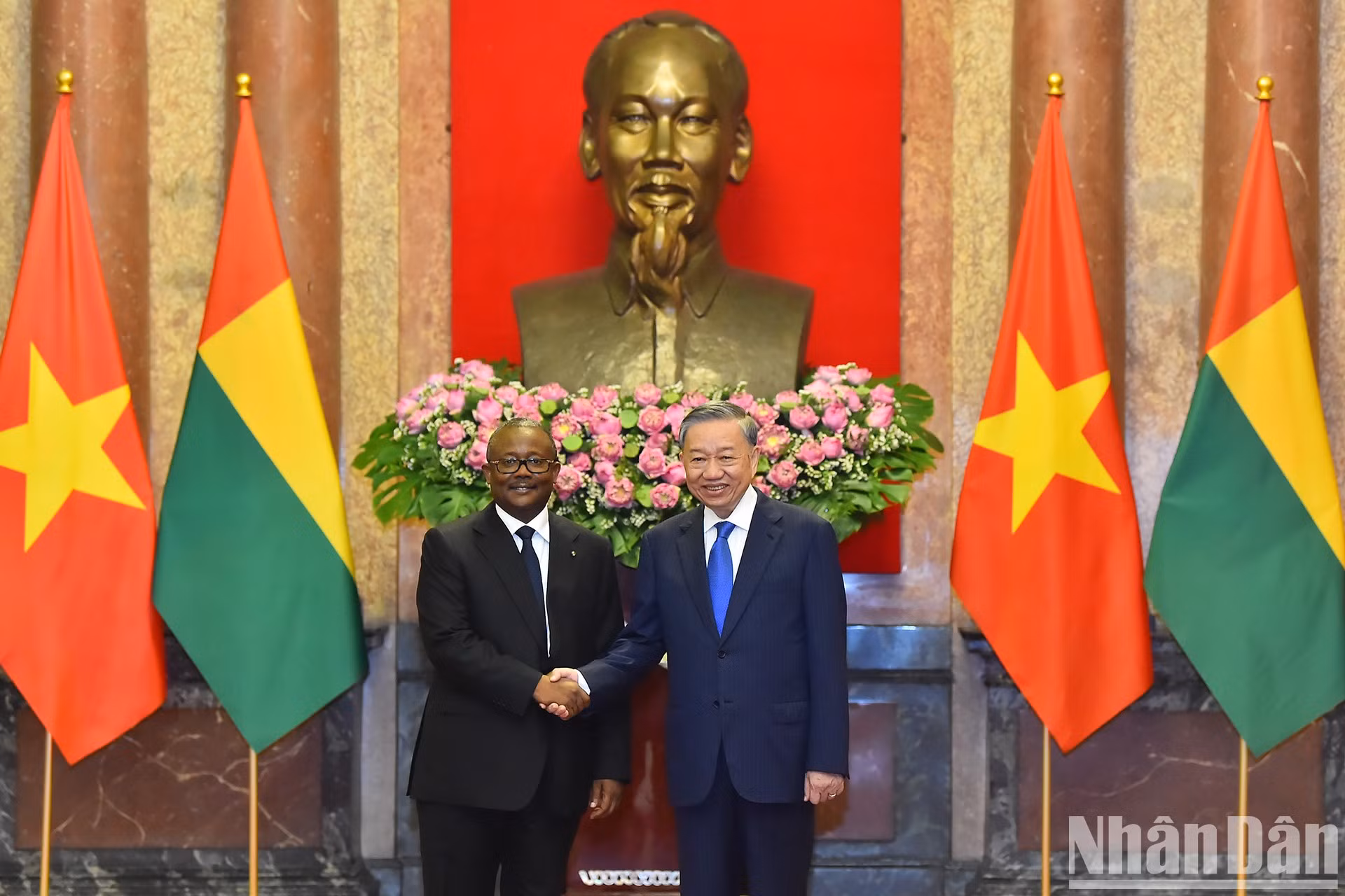El secretario general del Partido Comunista y presidente de Vietnam, To Lam, y el presidente de Guinea-Bissau, Umaro Sissoco Embaló.