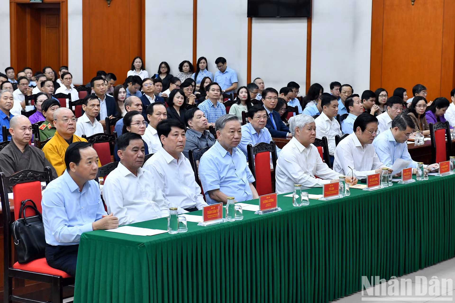 El máximo dirigente de Vietnam, To Lam, (en el centro) y los delegados asisten al acto.