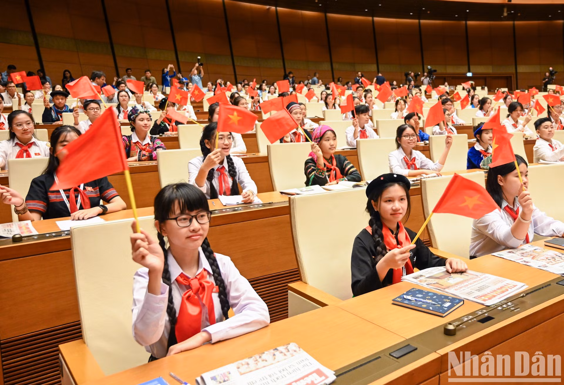 Los delegados infantiles asisten al evento en la sala de conferencias de Dien Hong. Los delegados infantiles asisten al evento en la sala de conferencias de Dien Hong.
