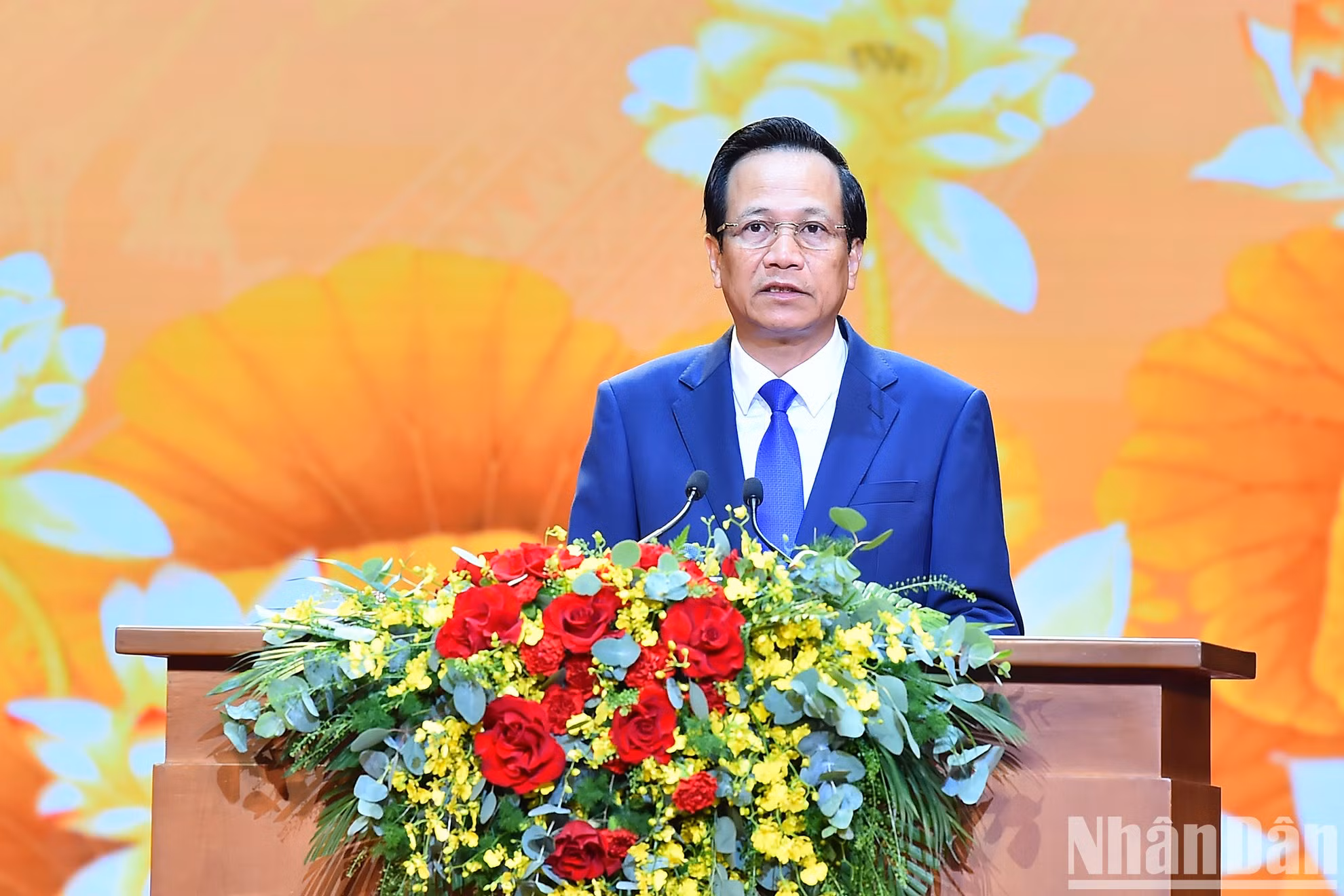 El ministro de Trabajo, Inválidos de Guerra y Asuntos Sociales, Dao Ngoc Dung, presenta un informe sobre actividades para honrar a las personas con méritos revolucionarios.