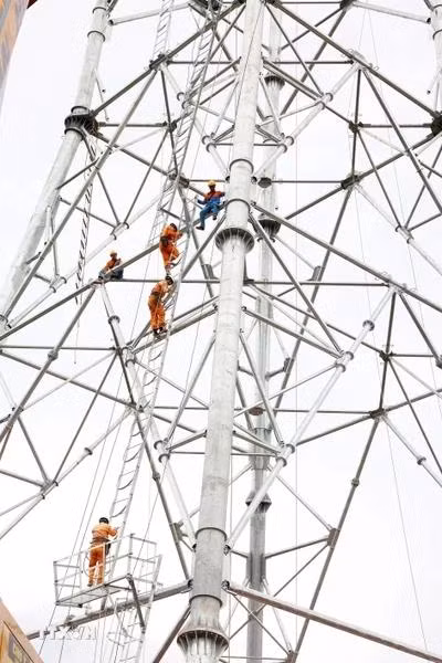Torre eléctrica VT22 del proyecto componente Quynh Luu - Thanh Hoa. (Foto: VNA)