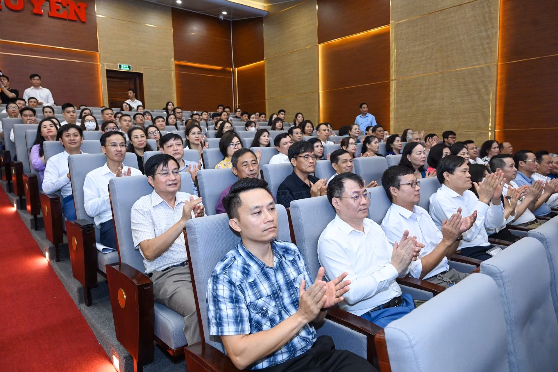 Los votantes en el distrito de Ngo Quyen, Hai Phong.