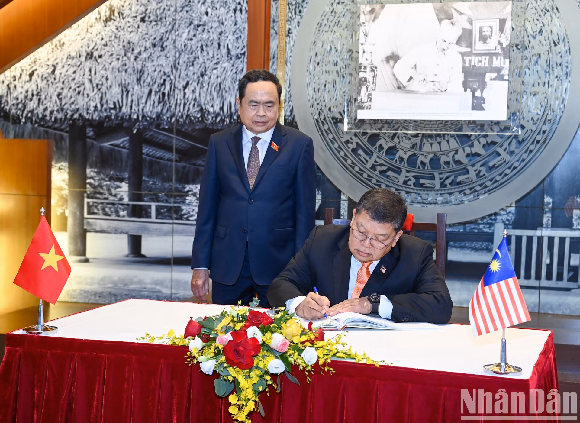 El legislador malasio firma el Libro Dorado de Recuerdo en la Sala de Tradición de la Asamblea Nacional de Vietnam.