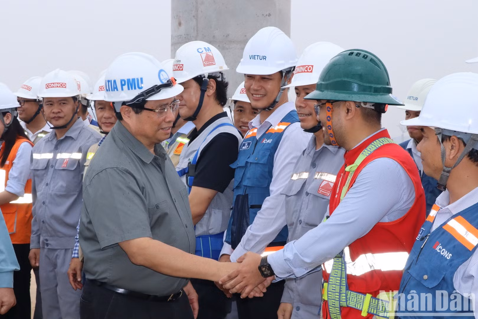 El premier Pham Minh Chinh saluda a los empleados y técnicos que participan en la construcción del aeropuerto internacional de Long Thanh.