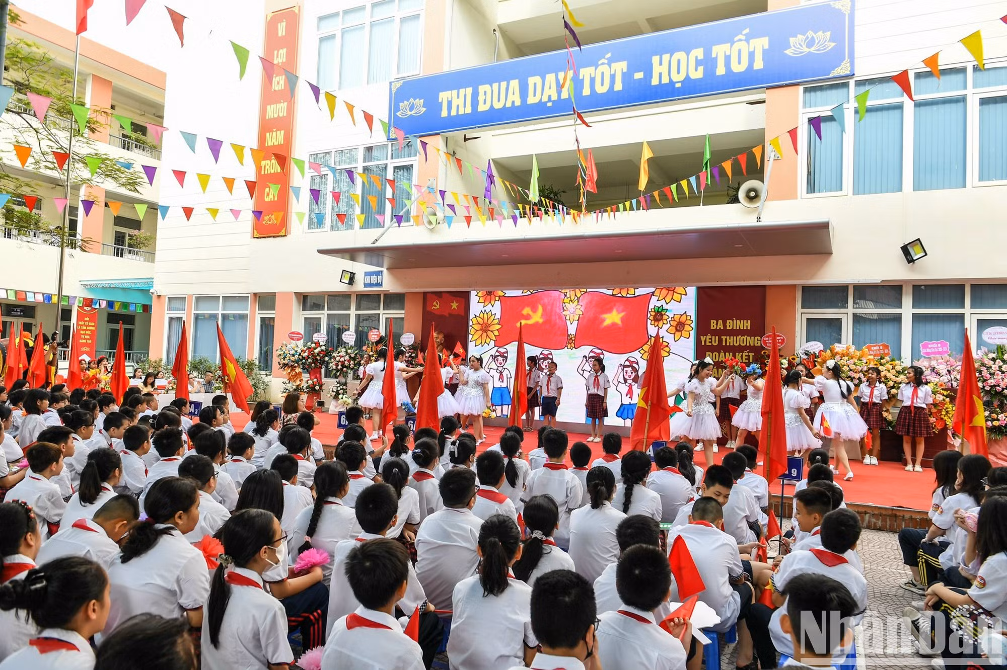 En la escuela secundaria de Ba Dinh, la ceremonia de inauguración del nuevo curso escolar se celebra entre la alegría y esperanza de los profesores y educandos.