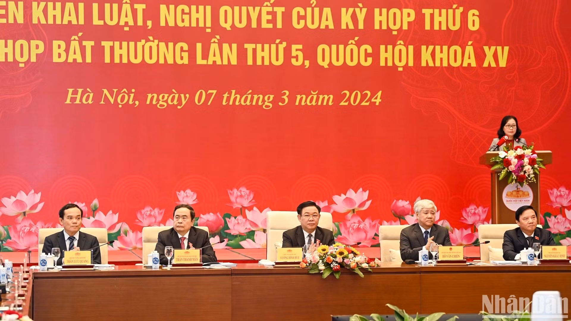 El presidente de la Asamblea Nacional de Vietnam, Vuong Dinh Hue (C), y los delegados.