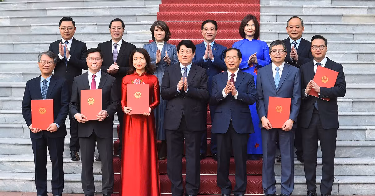 [Foto] Entregan decisiones de nombramiento a nuevos embajadores vietnamitas