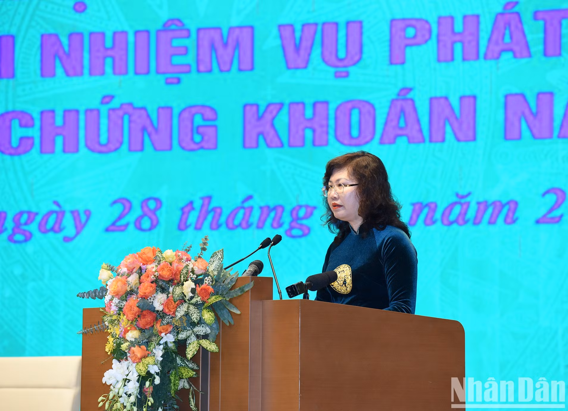 La presidenta de la Comisión Estatal de Valores de Vietnam (CEV), Vu Thi Chan Phuong, presenta informe sobre la situación del mercado bursátil en 2023 y las perspectivas en 2024. La presidenta de la Comisión Estatal de Valores de Vietnam (CEV), Vu Thi Chan Phuong, presenta informe sobre la situación del mercado bursátil en 2023 y las perspectivas en 2024.