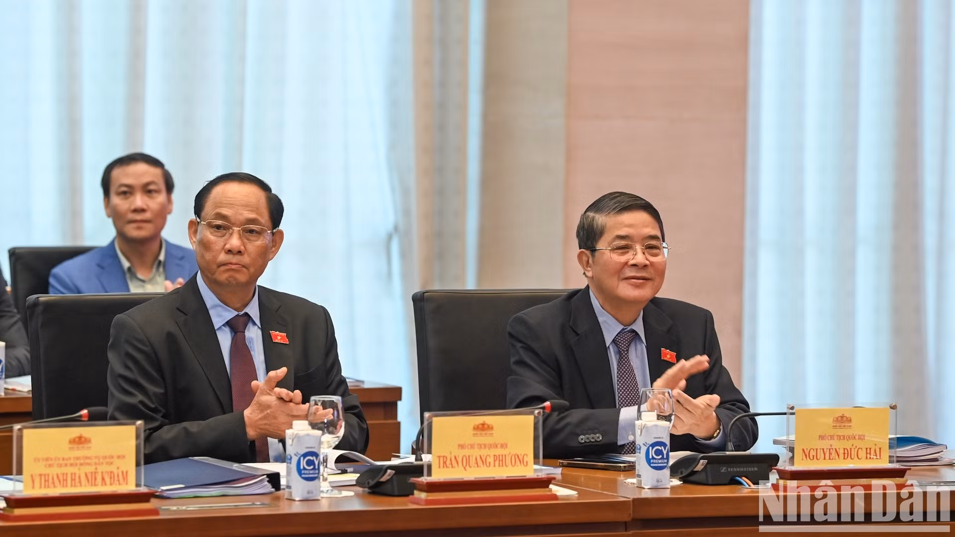 Los vicepresidentes de la Asamblea Nacional, Nguyen Duc Hai (D) y Tran Quang Phuong.