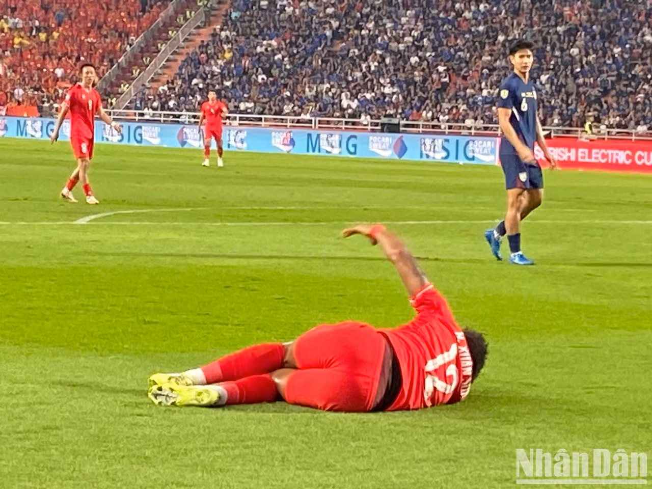 El delantero vietnamita Xuan Son resulta herido al intentar pasar el balón. El delantero vietnamita Xuan Son resulta herido al intentar pasar el balón.