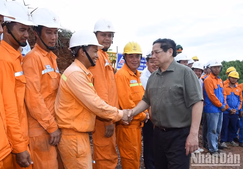 El primer ministro de Vietnam, Pham Minh Chinh, y los trabajadores en la obra. El primer ministro de Vietnam, Pham Minh Chinh, y los trabajadores en la obra.