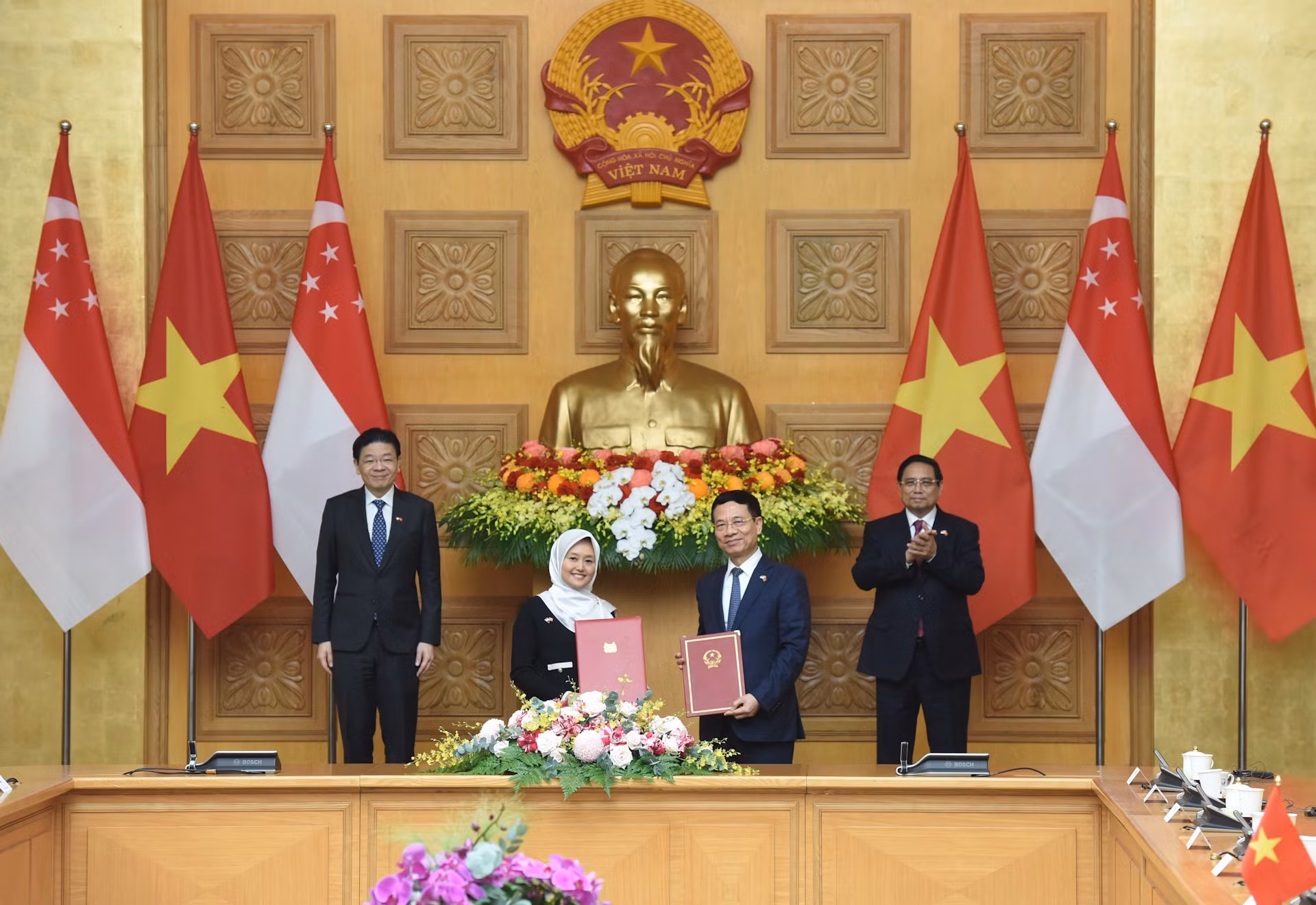 La entrega del Memorando de entendimiento sobre cooperación en el campo del desarrollo digital y la innovación entre el Ministerio de Ciencia y Tecnología de Vietnam y el Ministerio de Desarrollo Digital e Información de Singapur.