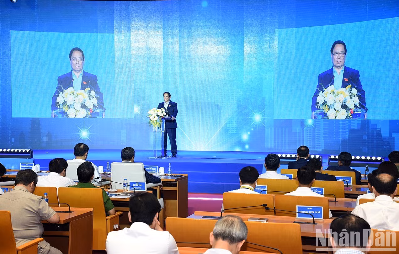 En la ocasión, Minh Chinh exige a Hanói consolidar su posición como la localidad pionera en la cuarta revolución industrial, en especial en el perfeccionamiento de la infraestructura tecnológica, digitalización y al compartir datos a favor de la construcción del Gobierno, economía, sociedad y ciudadanía digitales.