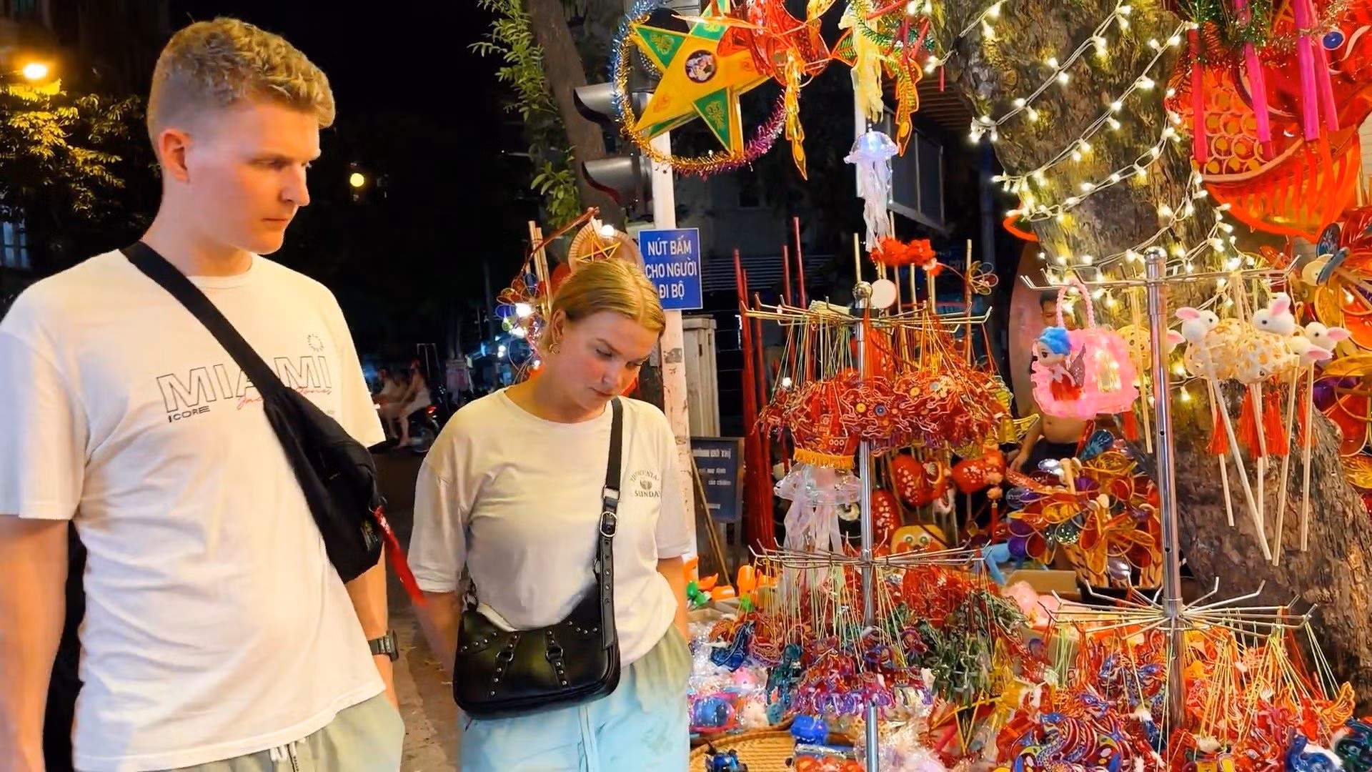 Los turistas extranjeros también muestran su interés por la bulliciosa y colorida calle Hang Ma.