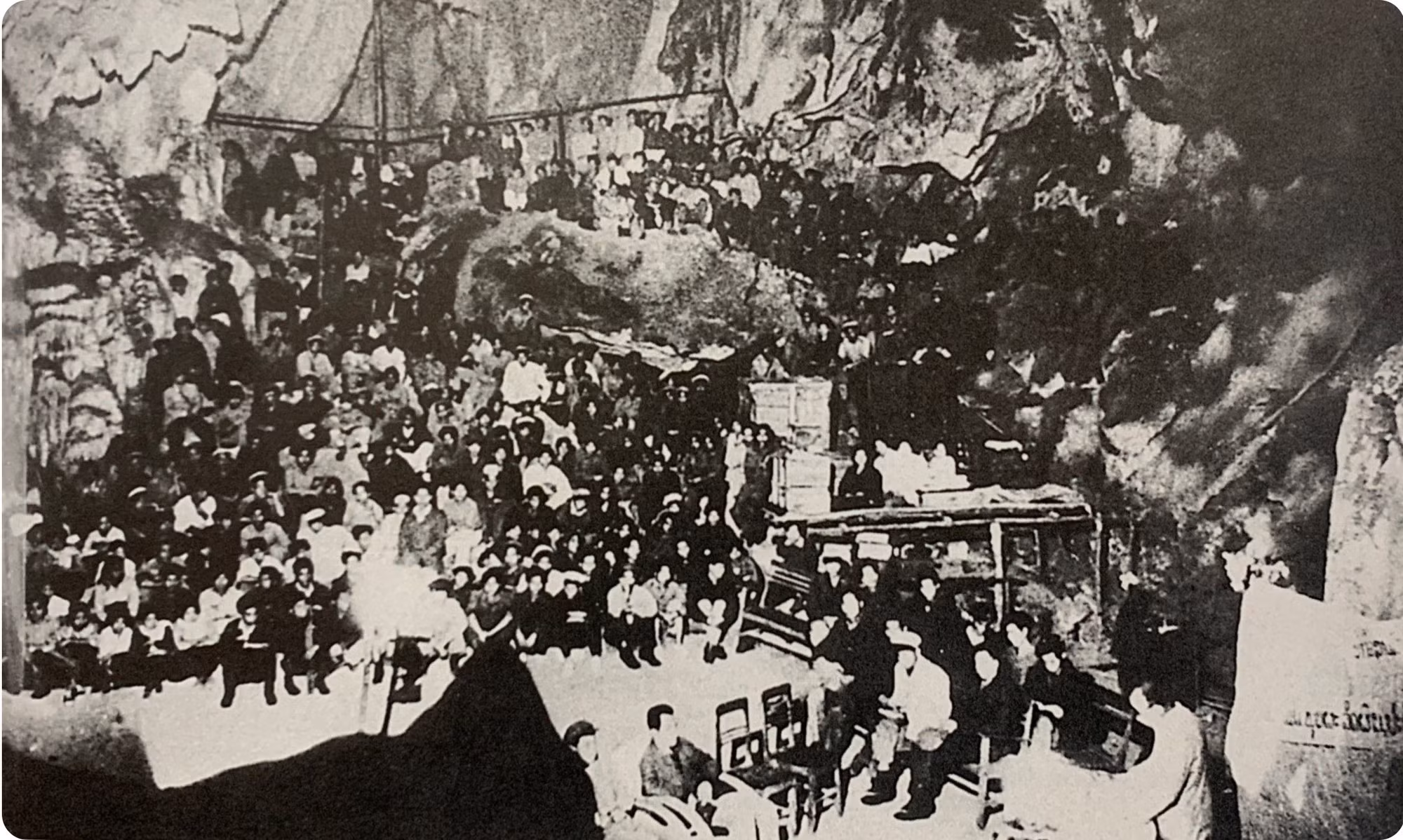 El pueblo laosiano se reunió en una cueva para apoyar la lucha de Vietnam por la liberación nacional.