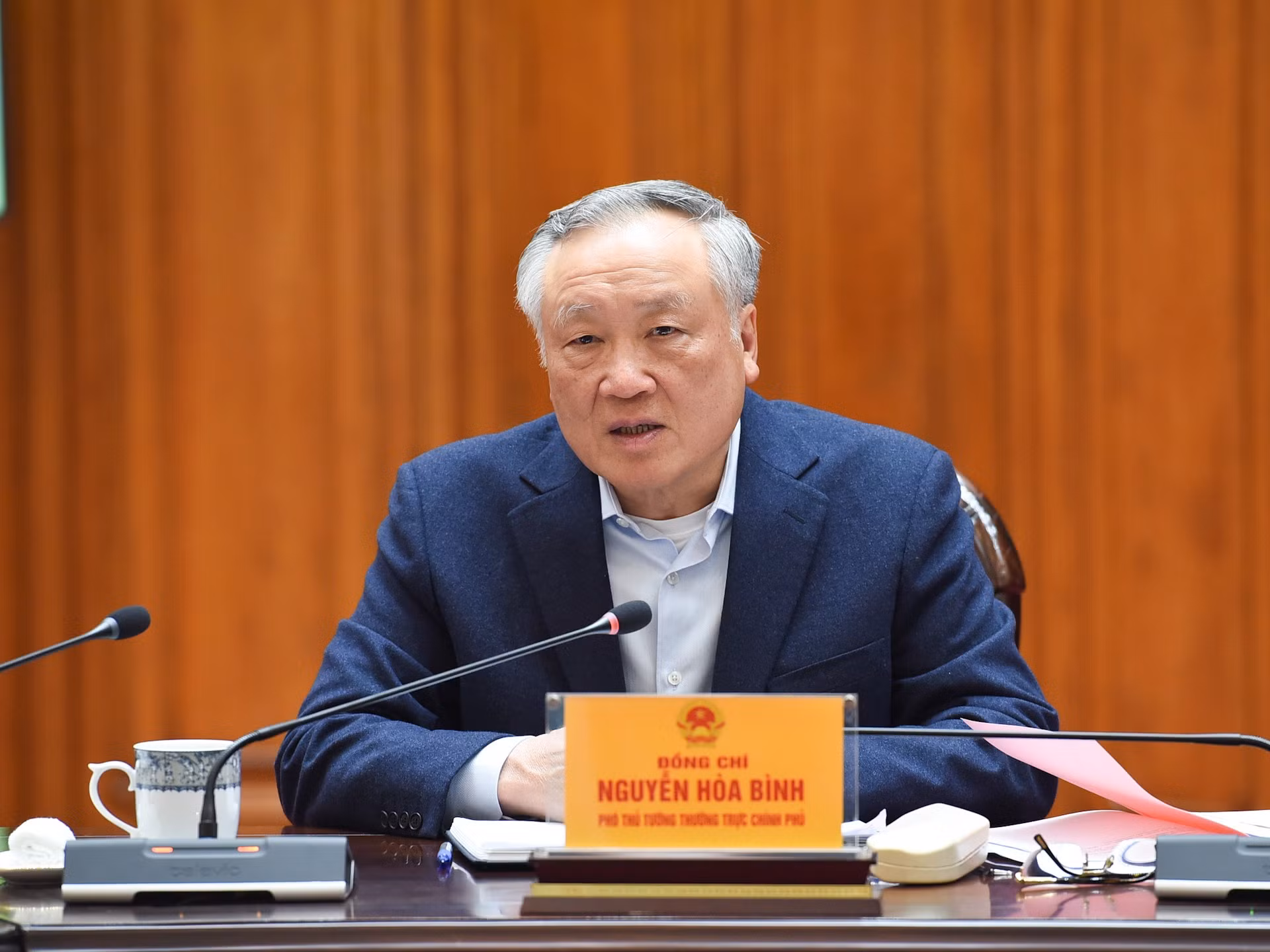 El vice primer ministro permanente Nguyen Hoa Binh habla en la cita.