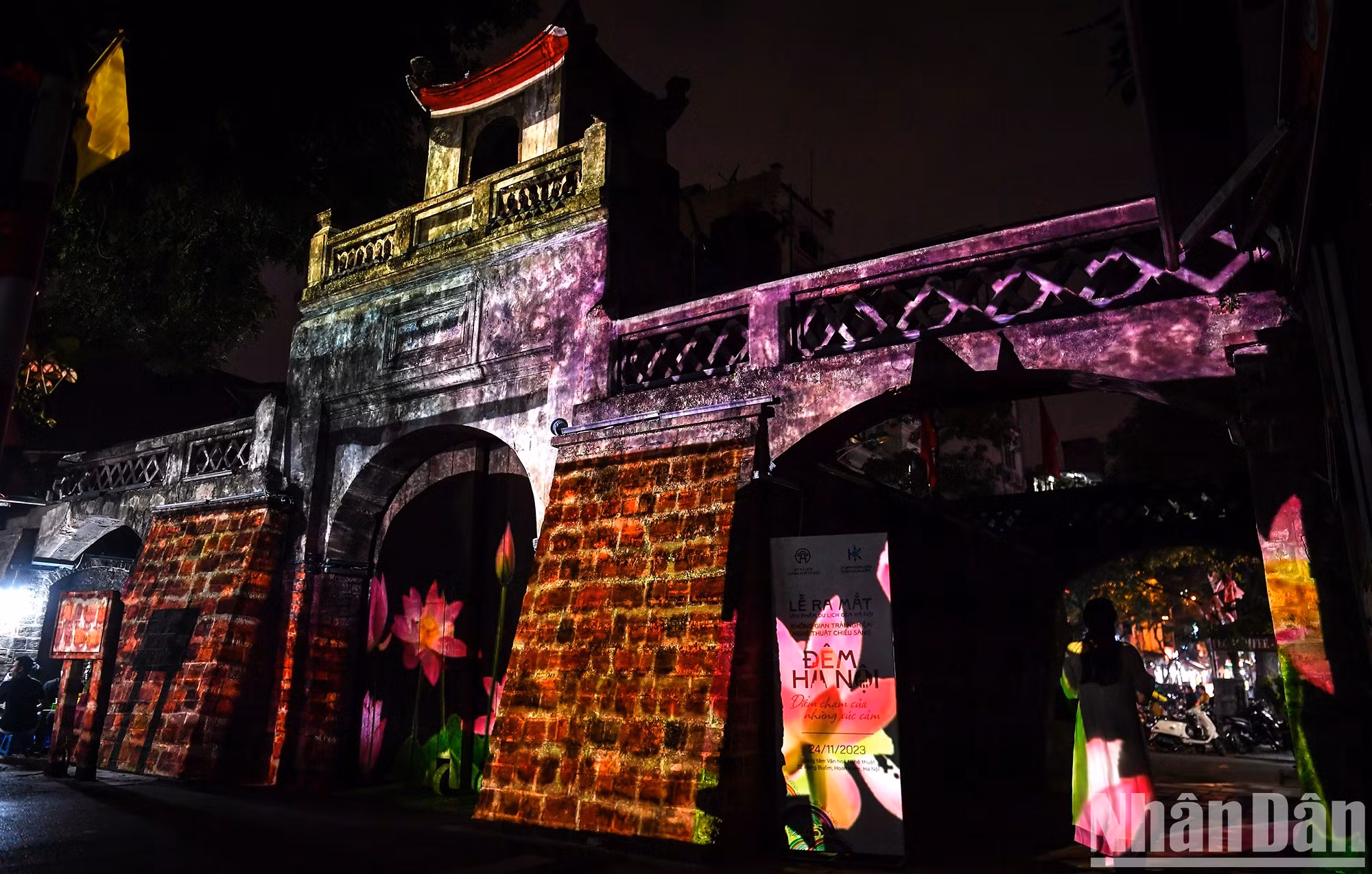 Lo más destacado del espectáculo es la presentación de 13 patrimonios materiales e inmateriales como el puente Long Bien, O Quan Chuong, la Pagoda de Pilar Único (Mot Cot), pinturas folclórica de Hang Trong, de la aldea Chuong, Khue Van Cac (Pabellón Constelación de Literatura) y la Ciudadela Imperial de Thang Long.