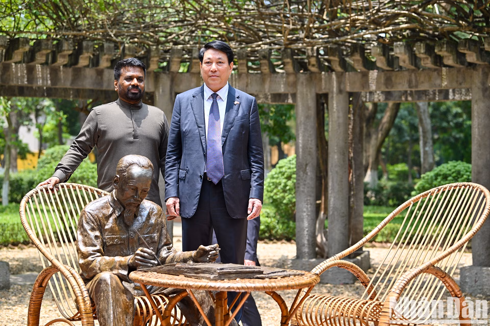 Los dos dirigentes se fotografían junto a la estatua de bronce "Tío Ho trabaja en el jardín del Palacio Presidencial". Los dos dirigentes se fotografían junto a la estatua de bronce "Tío Ho trabaja en el jardín del Palacio Presidencial".