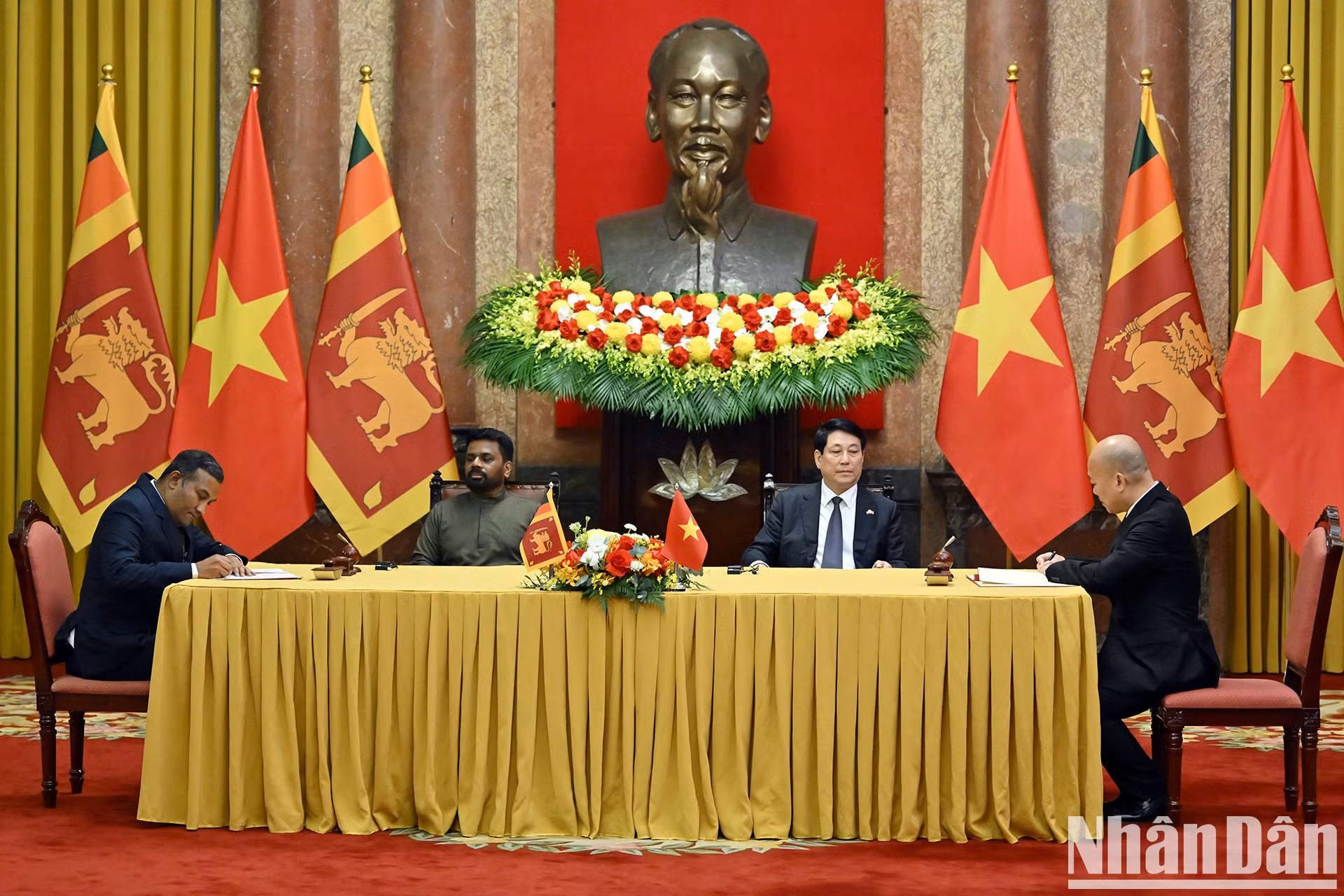 Ceremonia de firma del Memorando de Entendimiento sobre cooperación en materia de promoción comercial entre el Departamento de Promoción Comercial del Ministerio de Industria y Comercio de Vietnam y la Junta de Desarrollo de las Exportaciones del Ministerio de Industria y Desarrollo Empresarial de Sri Lanka.