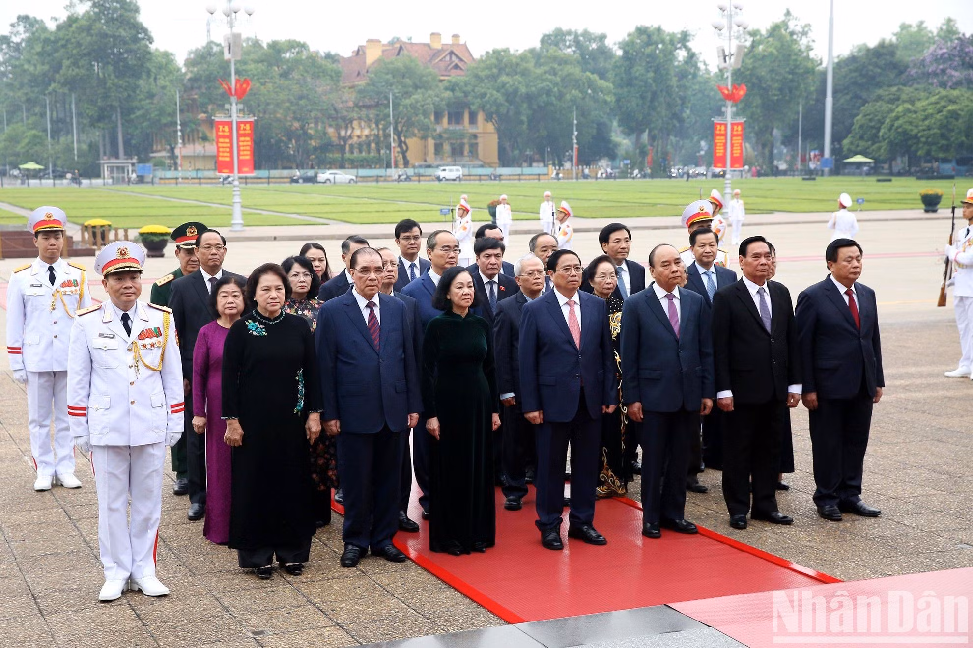 Conmemoran con respeto las grandes contribuciones del Presidente Ho Chi Minh.