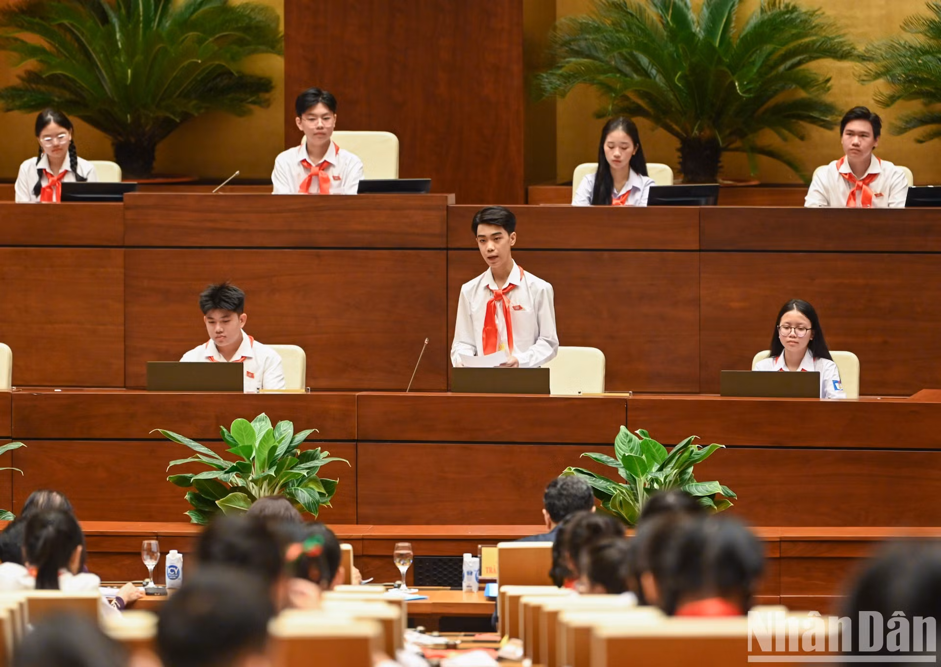 El ministerio infantil de Educación y Formación responde a preguntas de delegados. El ministerio infantil de Educación y Formación responde a preguntas de delegados.