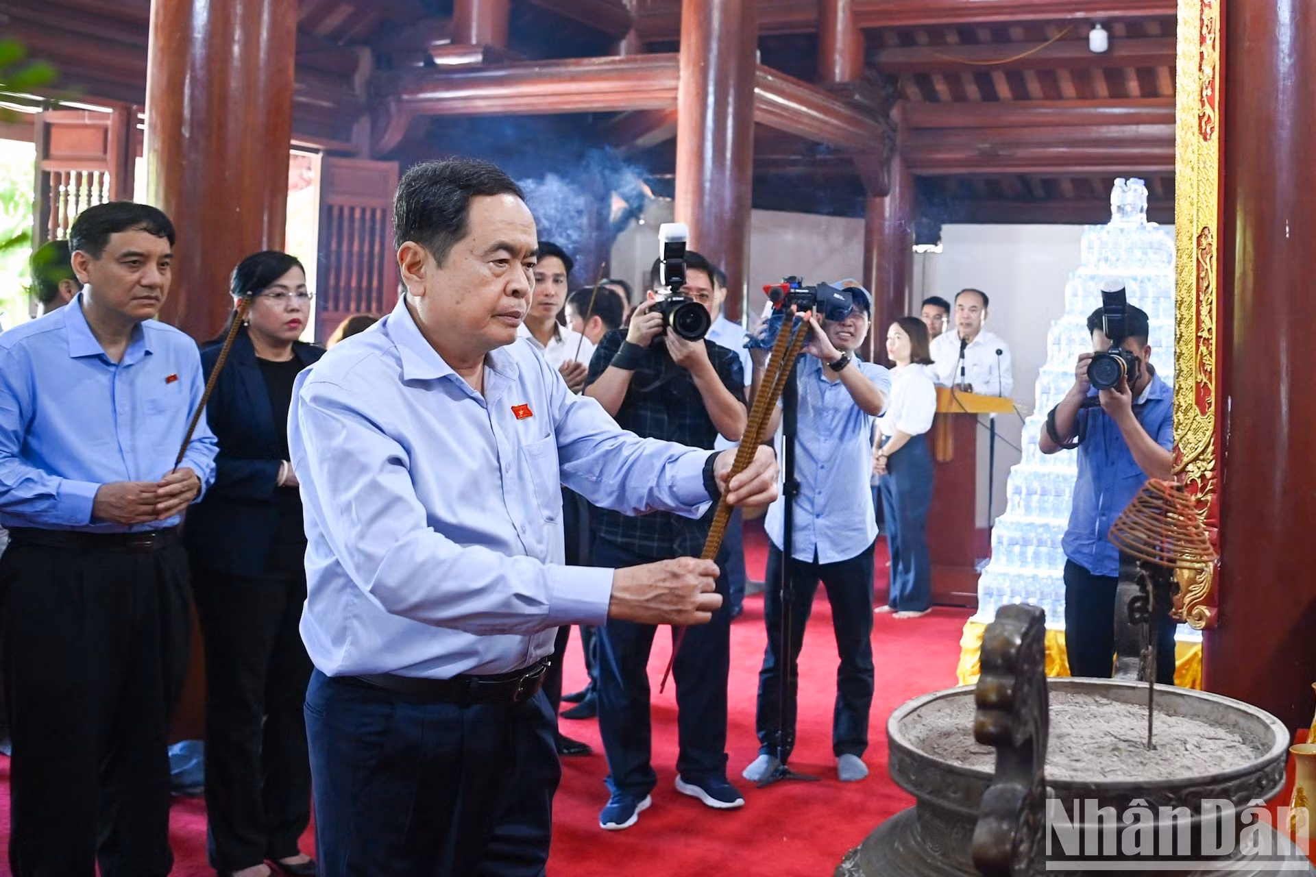 El máximo legislador vietnamita ofrece inciensos al altar dedicado al Presidente Ho Chi Minh en el Cementerio Internacional de Mártires Vietnam-Laos. El máximo legislador vietnamita ofrece inciensos al altar dedicado al Presidente Ho Chi Minh en el Cementerio Internacional de Mártires Vietnam-Laos.
