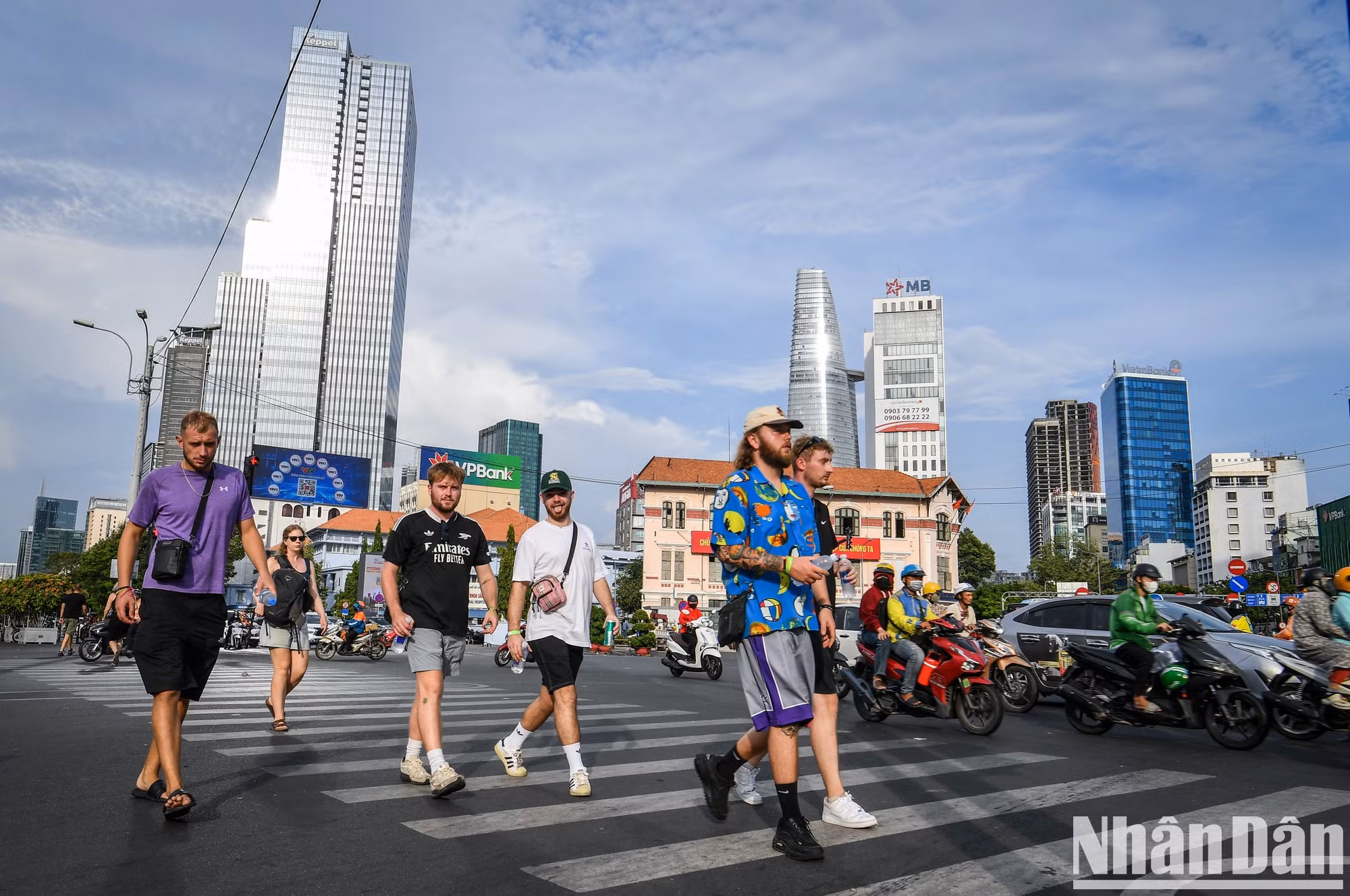 En cuanto al turismo, Ciudad Ho Chi Minh busca posicionarse como un destino líder en Asia, bajo el lema: "Abierta, Joven, Dinámica, Entusiasta, Con vista al futuro".