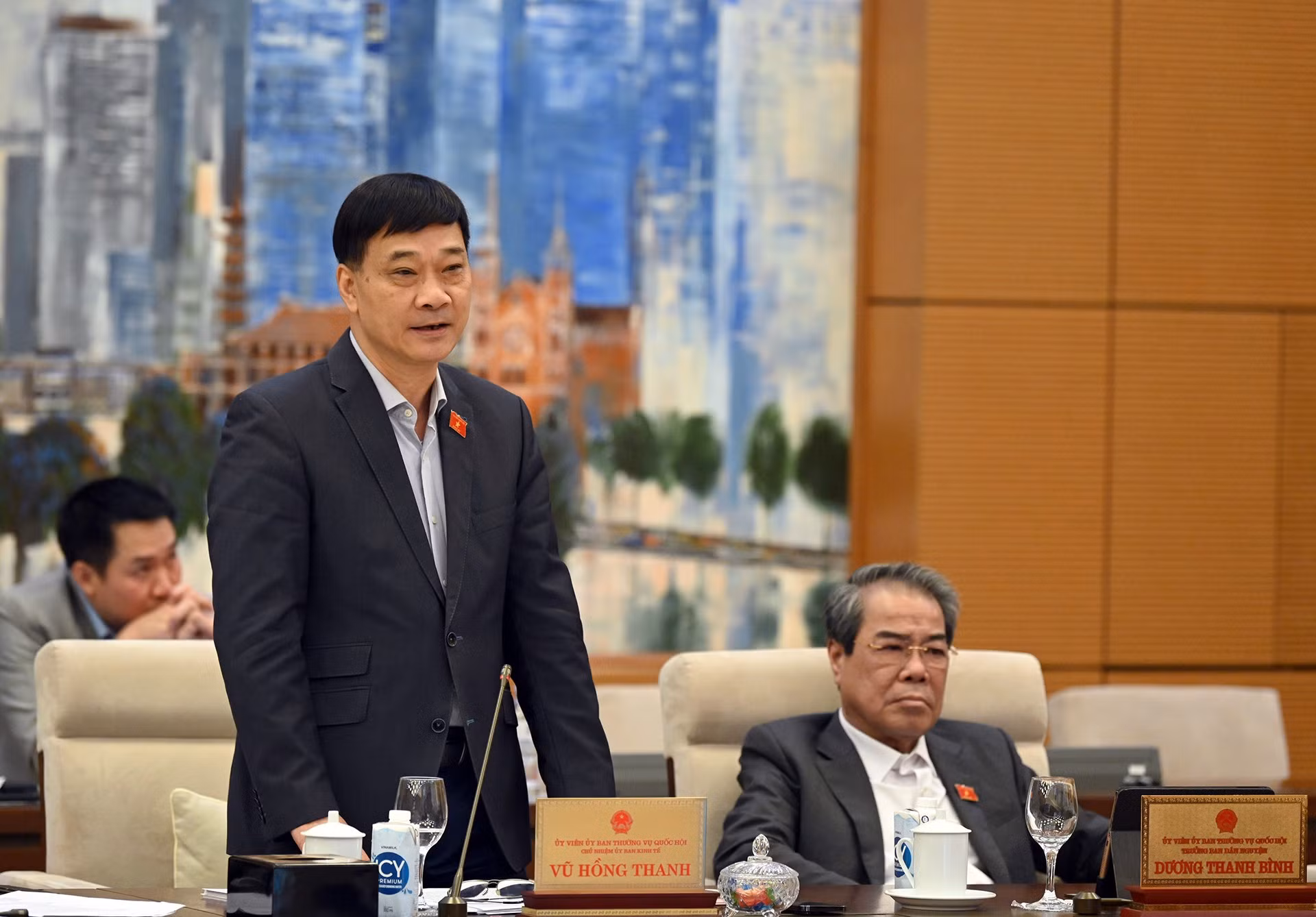 El jefe de la Comisión de Asuntos Económicos del Parlamento Vu Hong Thanh.