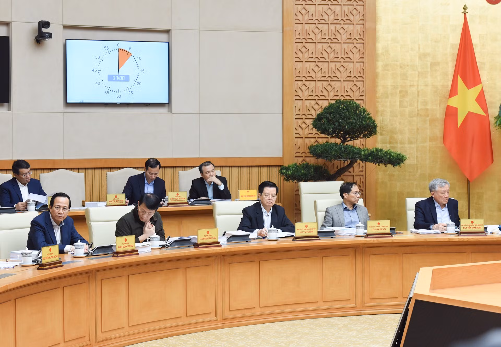 Funcionarios vietnamitas acuden a la reunión.