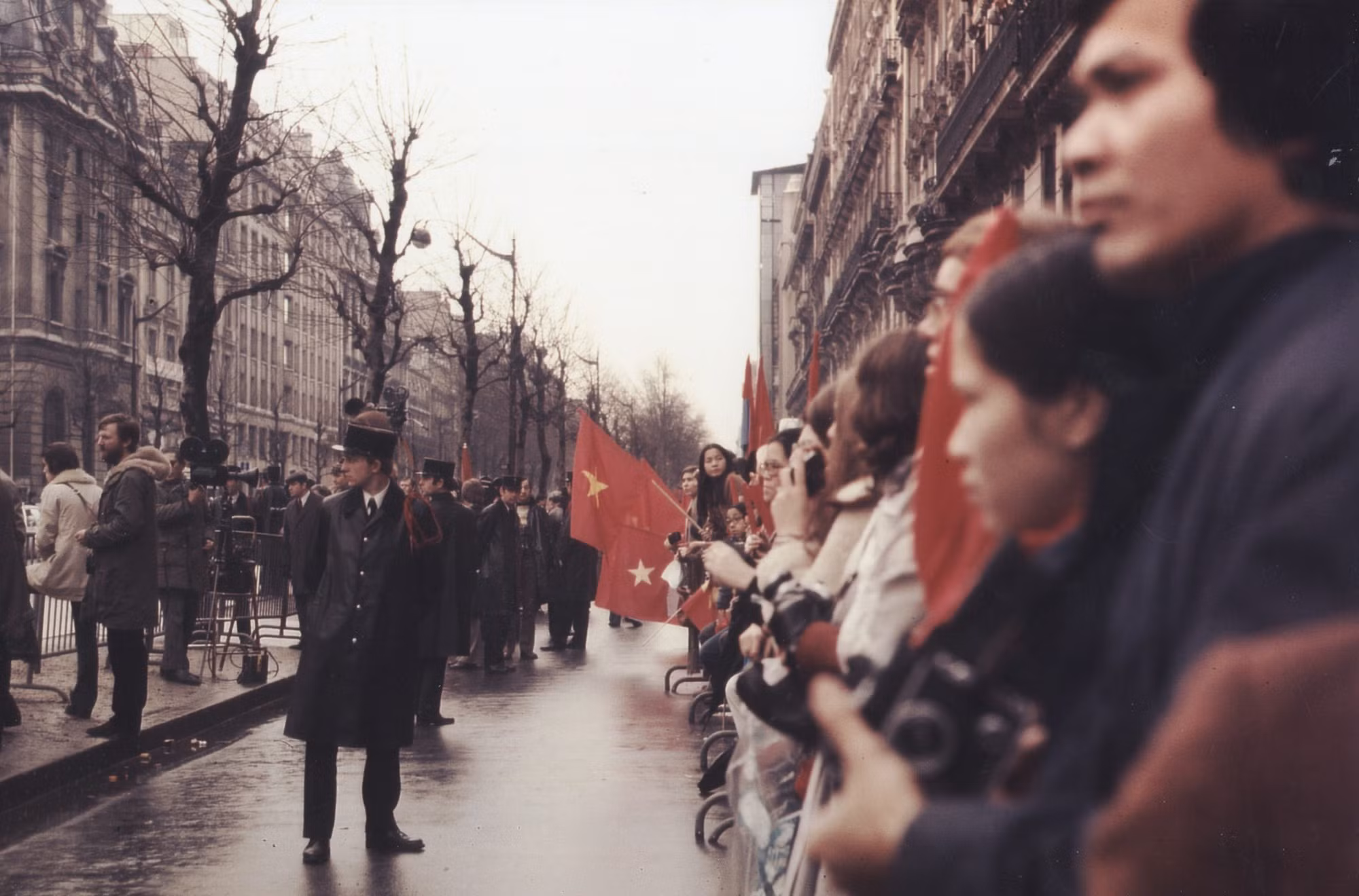 Amigos franceses celebraron la firma de los Acuerdos de París para poner fin a la guerra y restaurar la paz en Vietnam. (Fotografía: Le Xuan Tan)