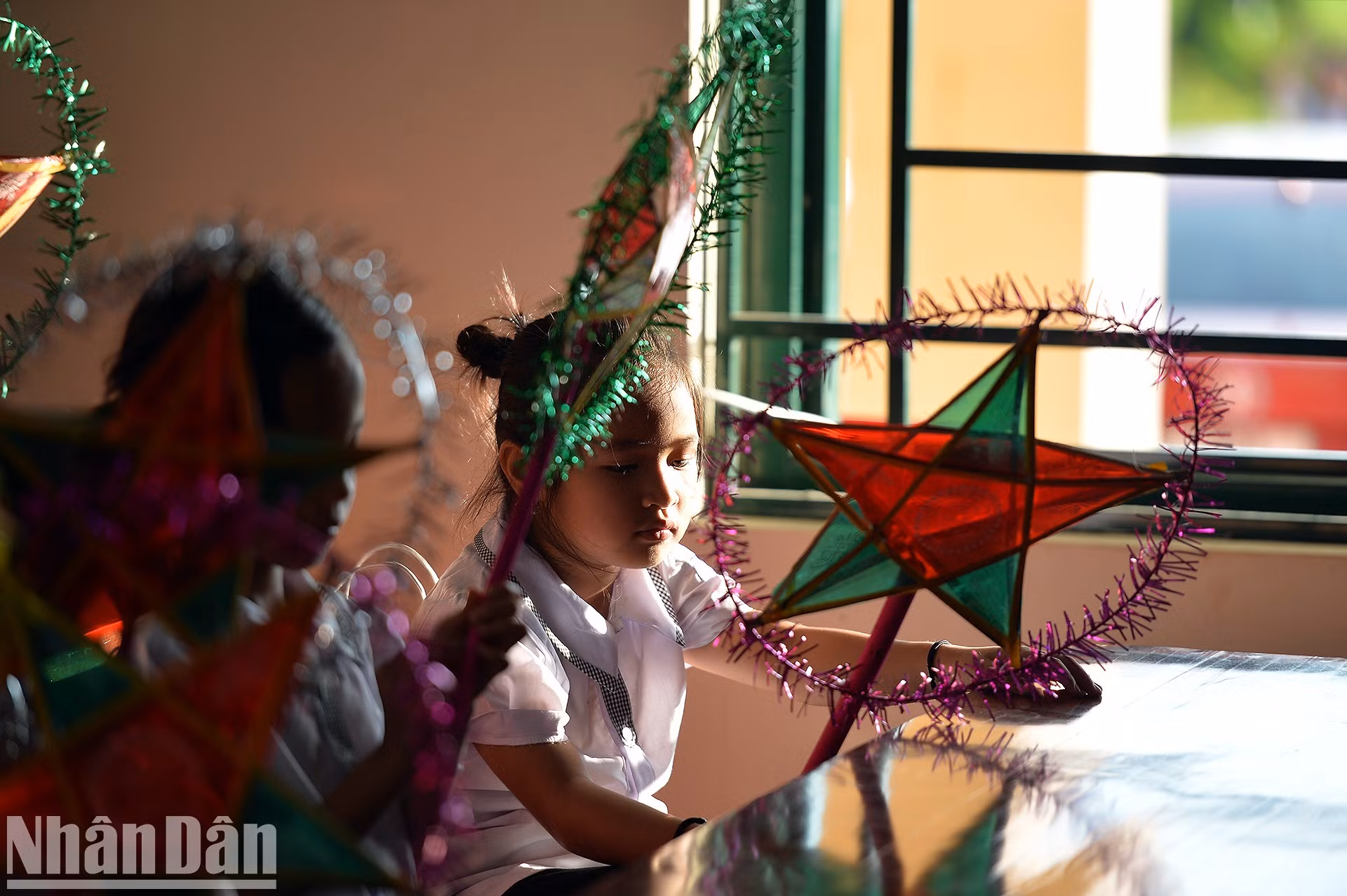 Aunque los niños reciben muchos regalos de amor, siguen sintiendo una alegría incompleta.