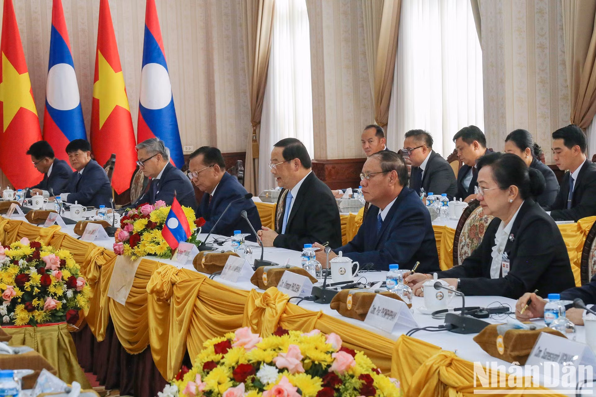 El premier de Laos, Sonexay Siphandone, y los funcionarios laosianos intervienen en la cita.