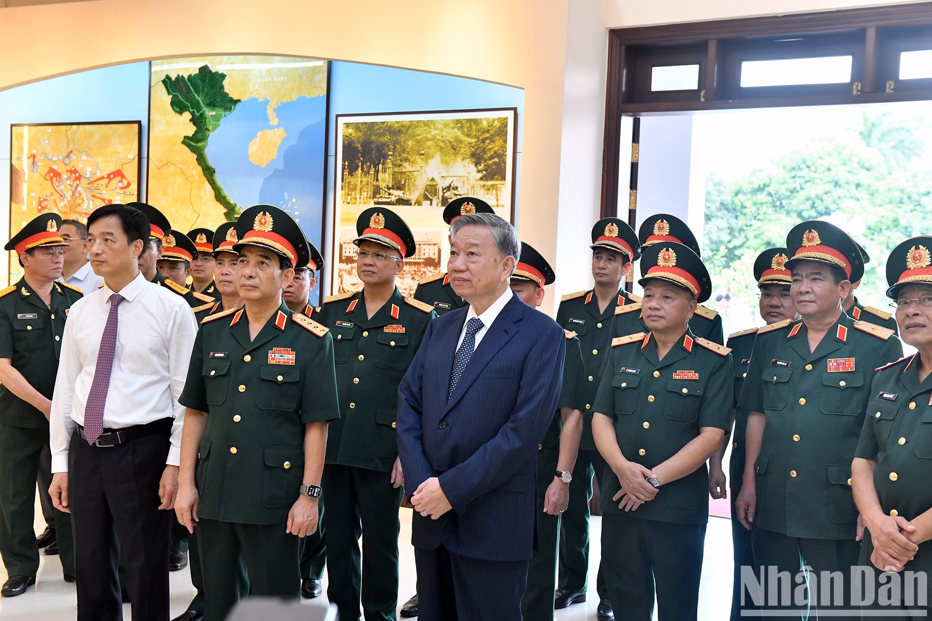 El máximo dirigente de Vietnam, To Lam, visita el Museo del Departamento General de Inteligencia.