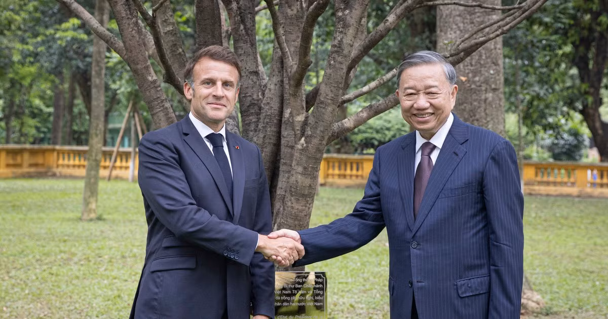 [Foto] Máximo líder partidista de Vietnam y presidente de Francia visitan Zona de Reliquias del Presidente Ho Chi Minh