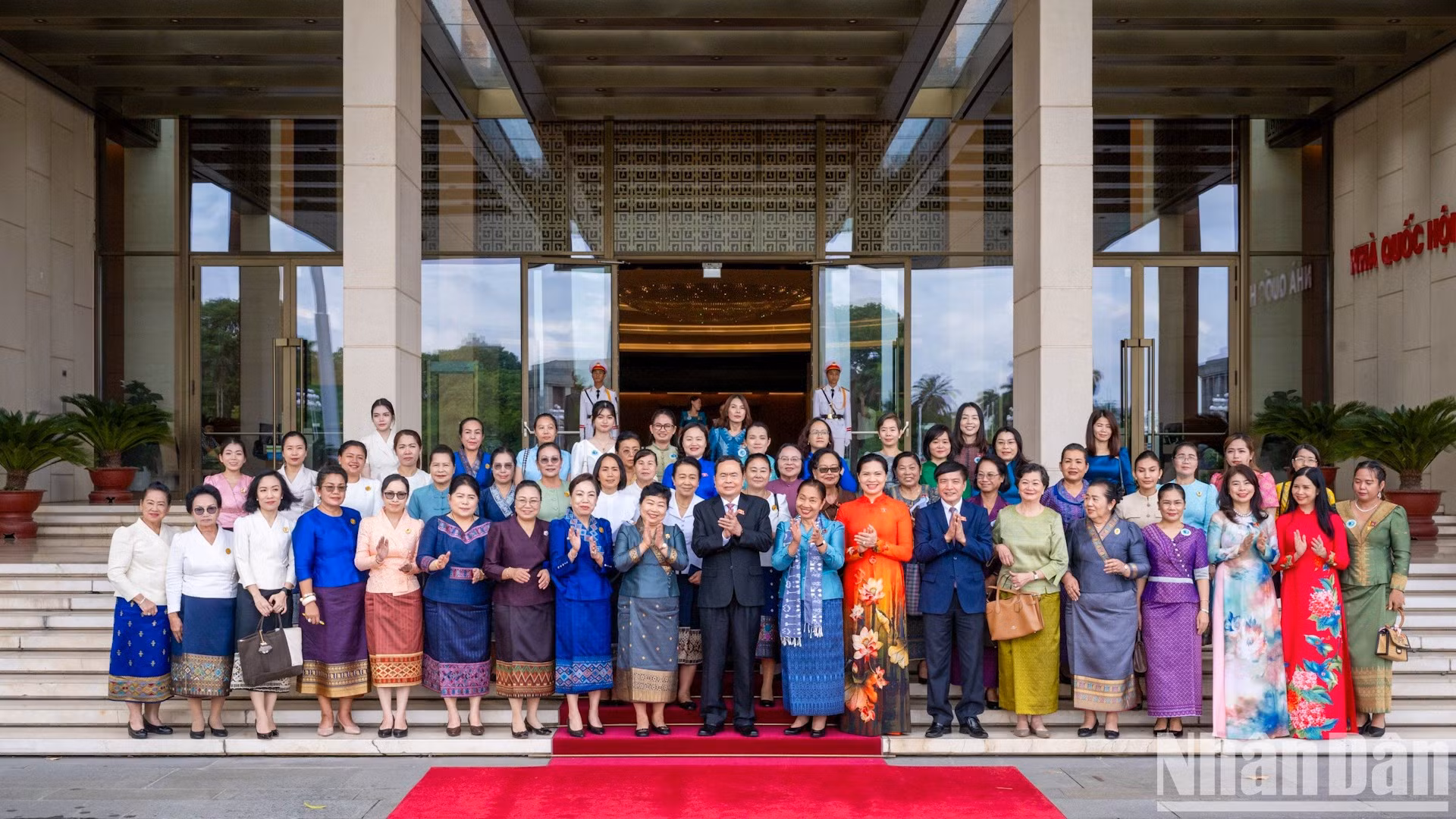 El presidente de la Asamblea Nacional de Vietnam, Tran Thanh Man y los asistentes al encuentro.