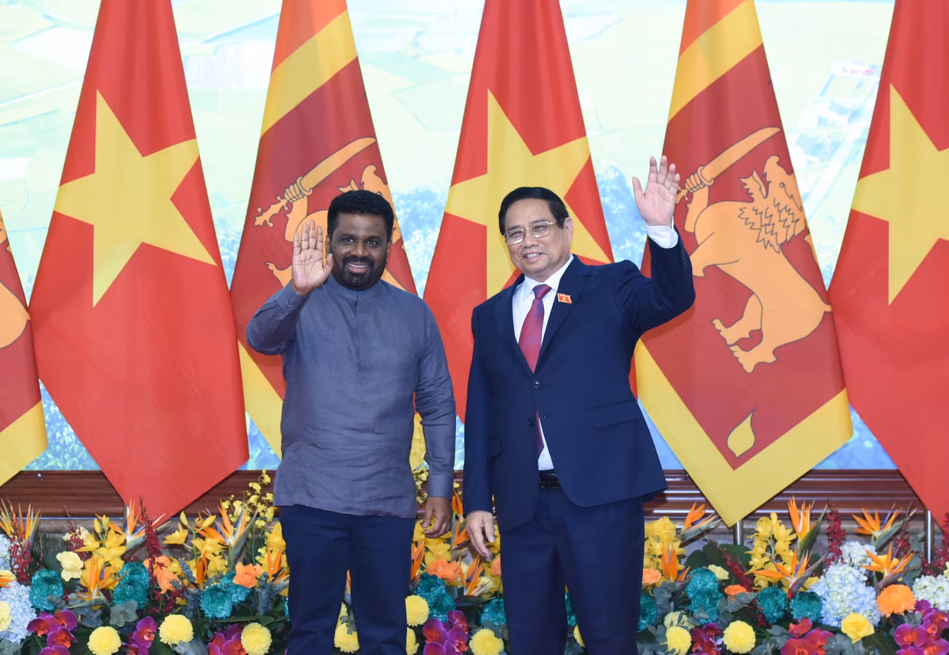 El primer ministro de Vietnam, Pham Minh Chinh (derecha), y el presidente de Sri Lanka, Anura Kumara Dissanayaka.