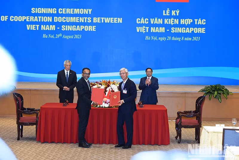 El Comité Popular de Ciudad Ho Chi Minh y la Agencia Asiática de Infraestructura de Singapur firman un memorando de entendimiento sobre la promoción del desarrollo de infraestructura sostenible en la urbe vietnamita.