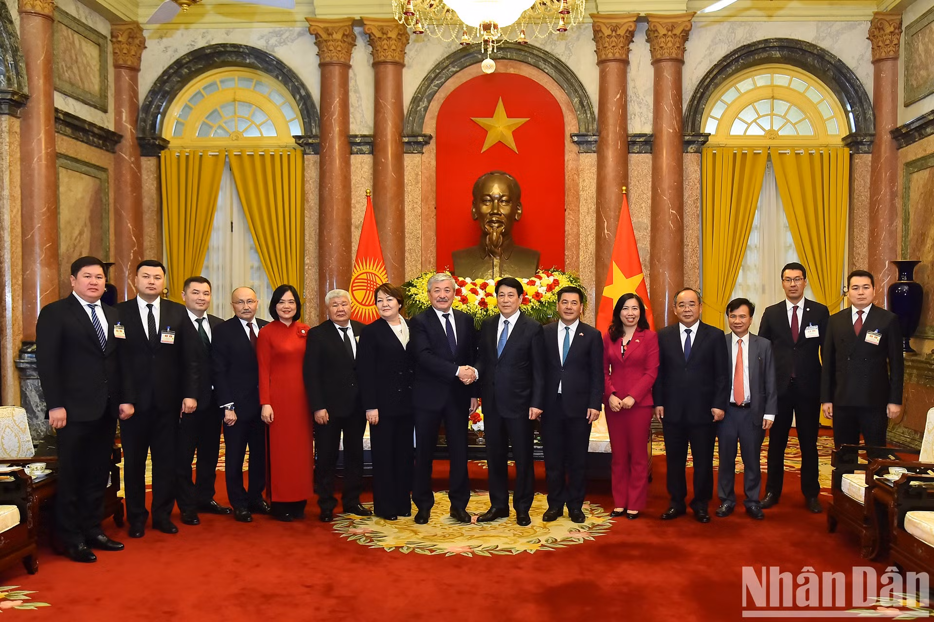 El presidente vietnamita Luong Cuong, el premier kirguís Adylbek Kasimalyev y los asistentes al encuentro.