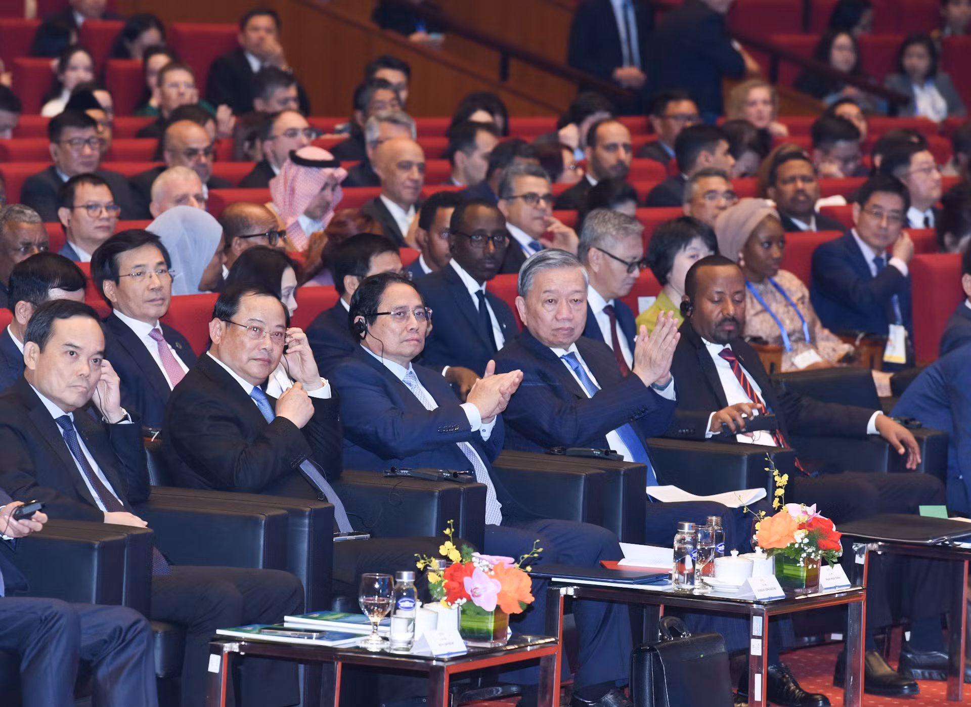 El secretario general del Partido Comunista de Vietnam, To Lam (segundo a la derecha), el primer ministro de Vietnam, Pham Minh Chinh (en el centro), y los delegados internacionales en el evento.