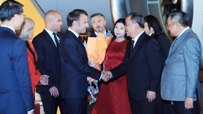[Foto] Presidente francés comienza su visita de Estado a Vietnam