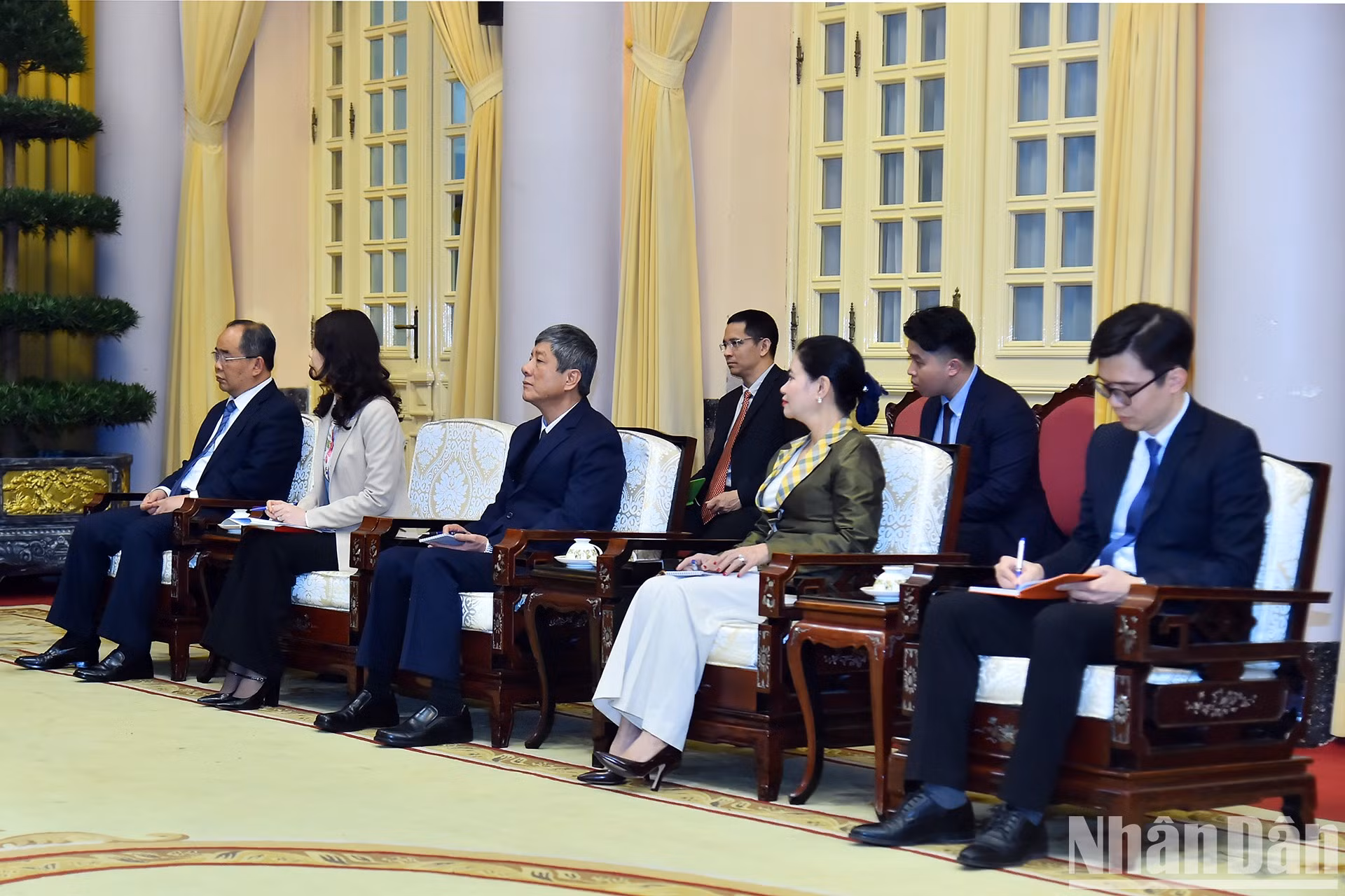 Delegados vietnamitas asisten al encuentro.