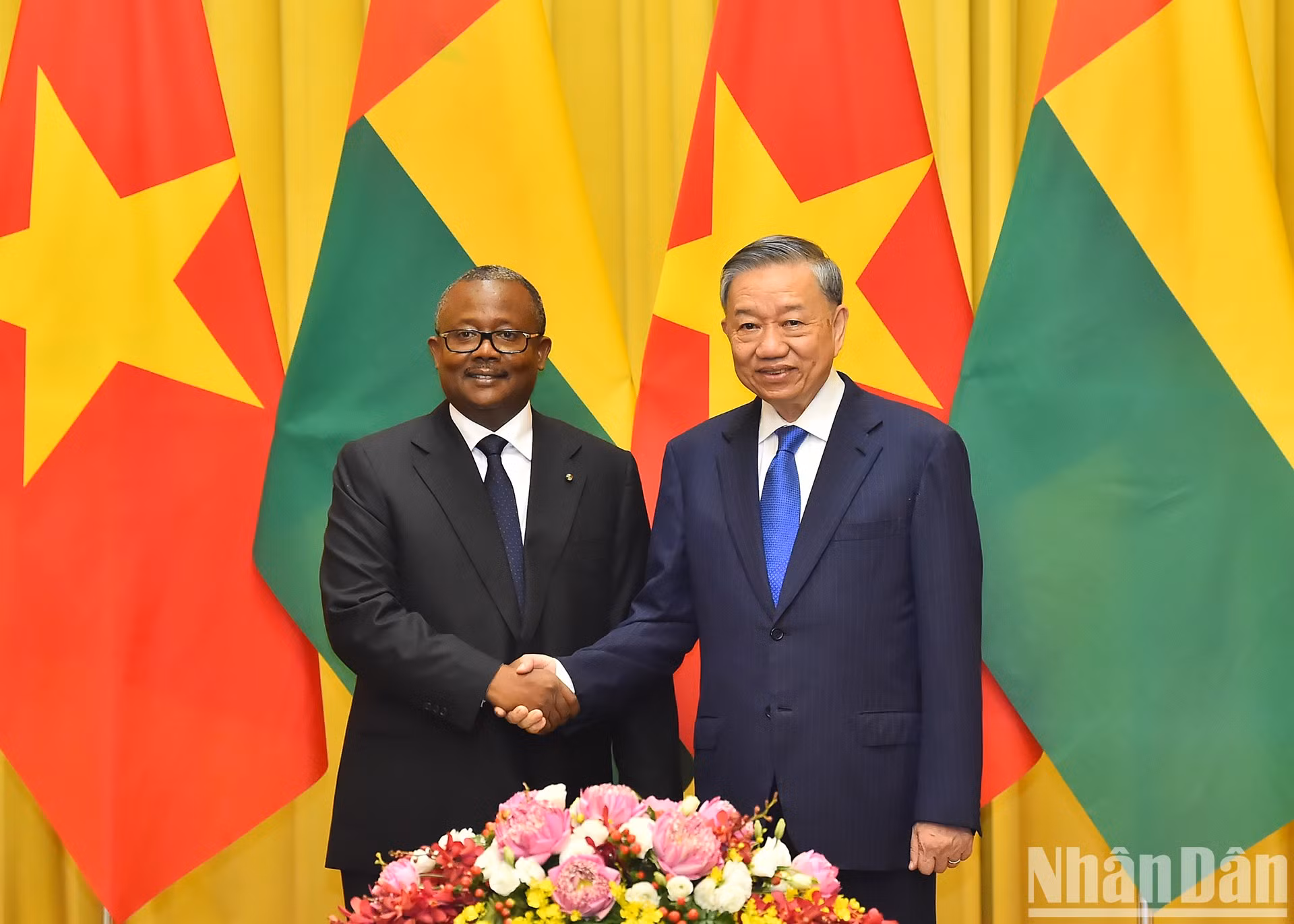 El secretario general del Partido Comunista y presidente de Vietnam, To Lam, y el presidente de Guinea-Bissau, Umaro Sissoco Embaló en el encuentro.