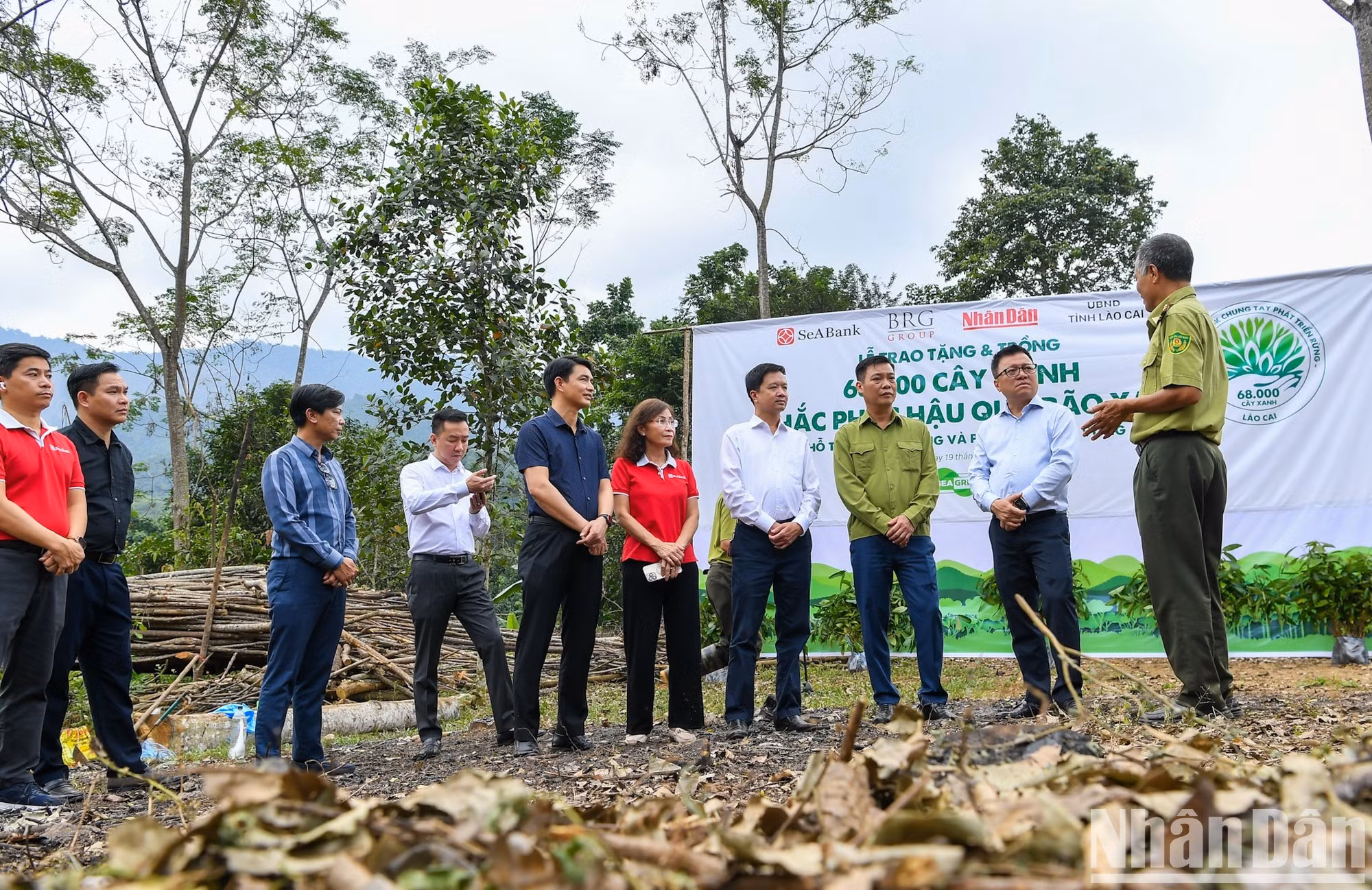 Los miembros de la delegación intercambian con los guardabosques de la provincia de Lao Cai antes de plantar árboles.