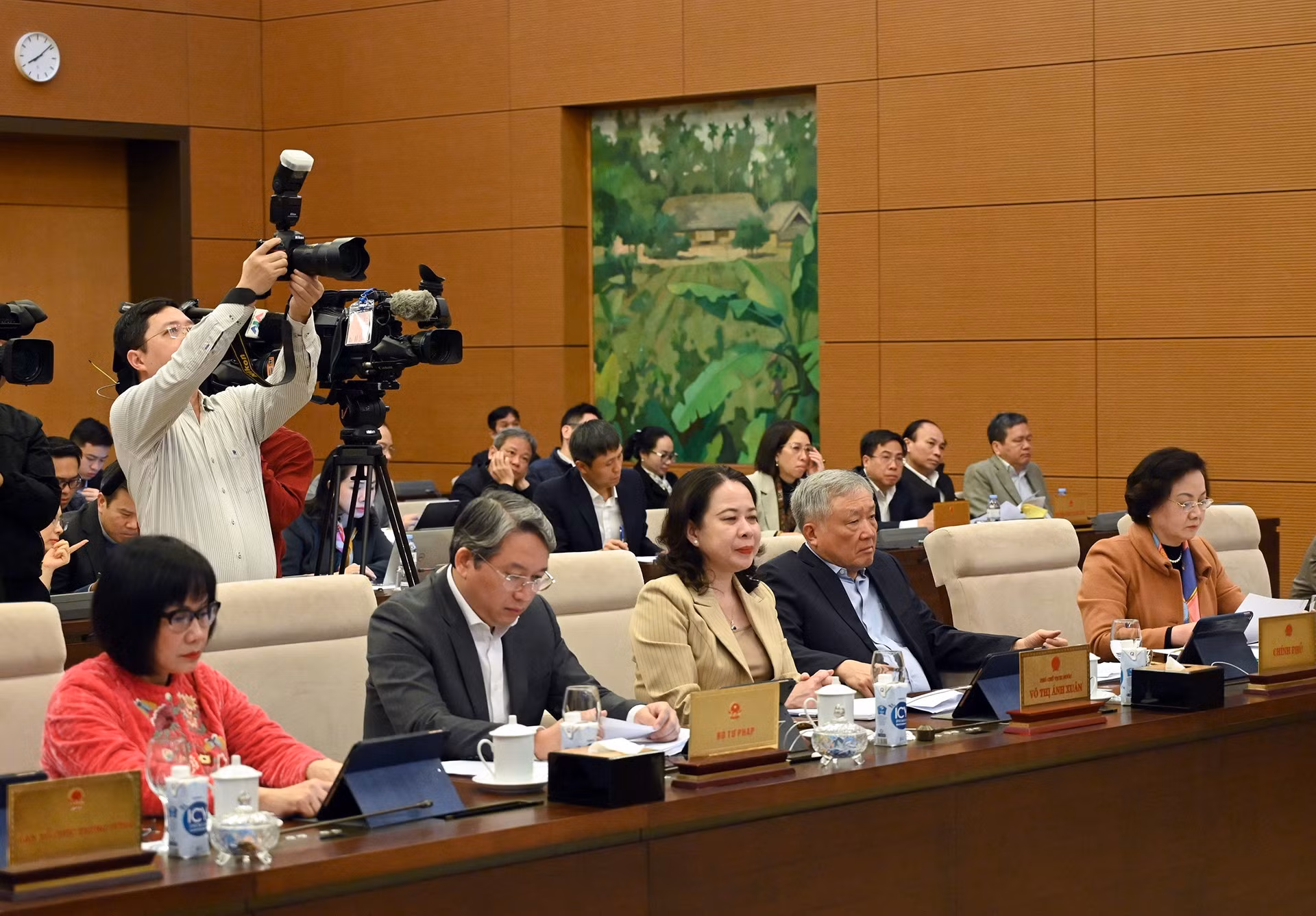 El vicepremier Nguyen Hoa Binh (segunda a la derecha) y la vicepresidenta del país Vo Thi Anh Xuan (en el centro) asisten a la reunión.