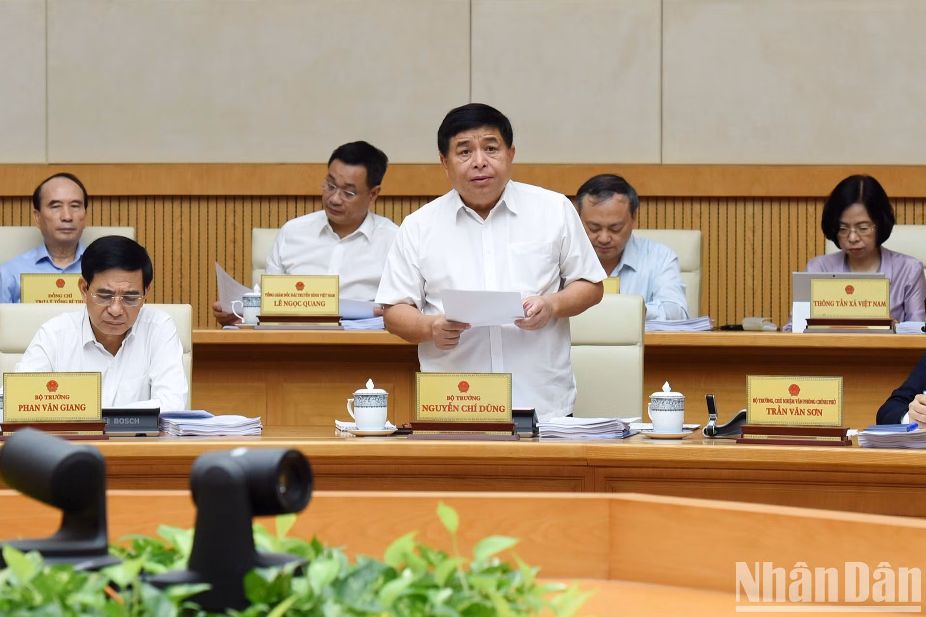 El ministro de Planificación e Inversiones, Nguyen Chi Dung, presenta su opinión. El ministro de Planificación e Inversiones, Nguyen Chi Dung, presenta su opinión.