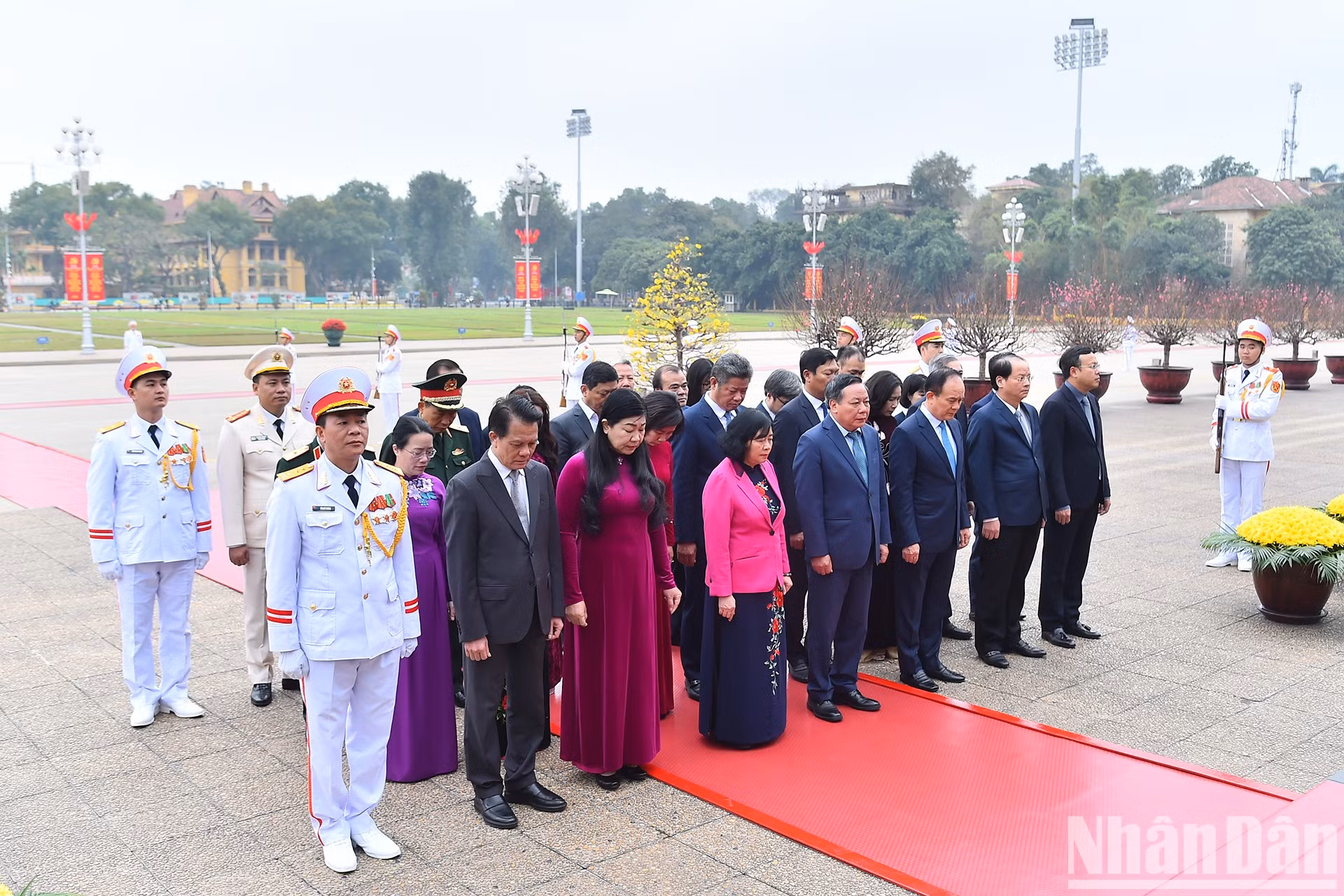 La delegación del Gobierno de Hanói rinde homenaje a Ho Chi Minh en su mausoleo.