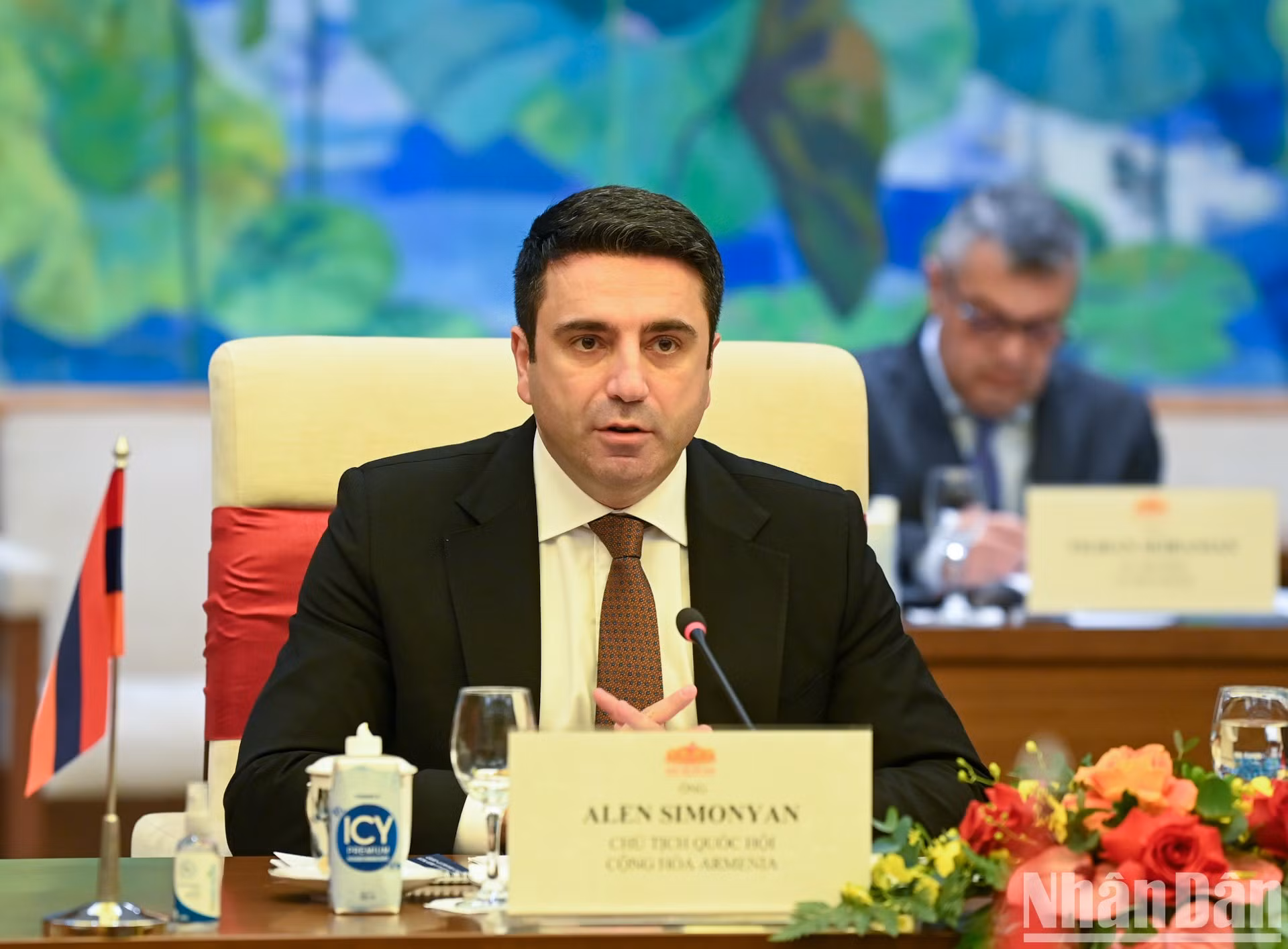 El presidente de la Asamblea Nacional de Armenia, Alen Simonyan, habla en el encuentro.