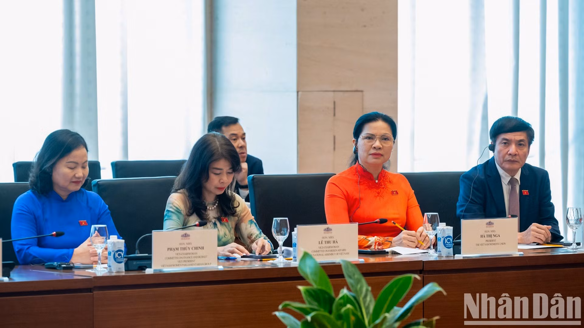 Asistentes vietnamitas al encuentro.