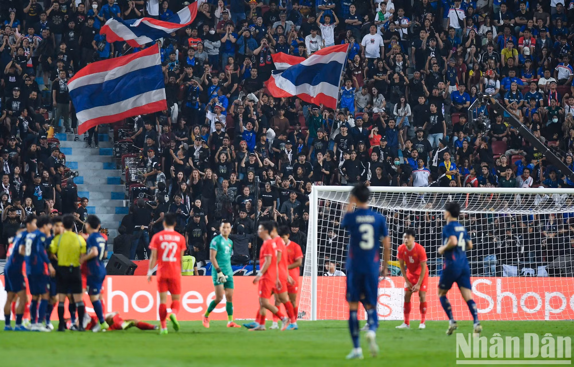 El futbolista tailandés Weerathep Pomphan amonestado con tarjeta amarilla por segunda vez tras cometer una falta sobre Quang Hai. El futbolista tailandés Weerathep Pomphan amonestado con tarjeta amarilla por segunda vez tras cometer una falta sobre Quang Hai.